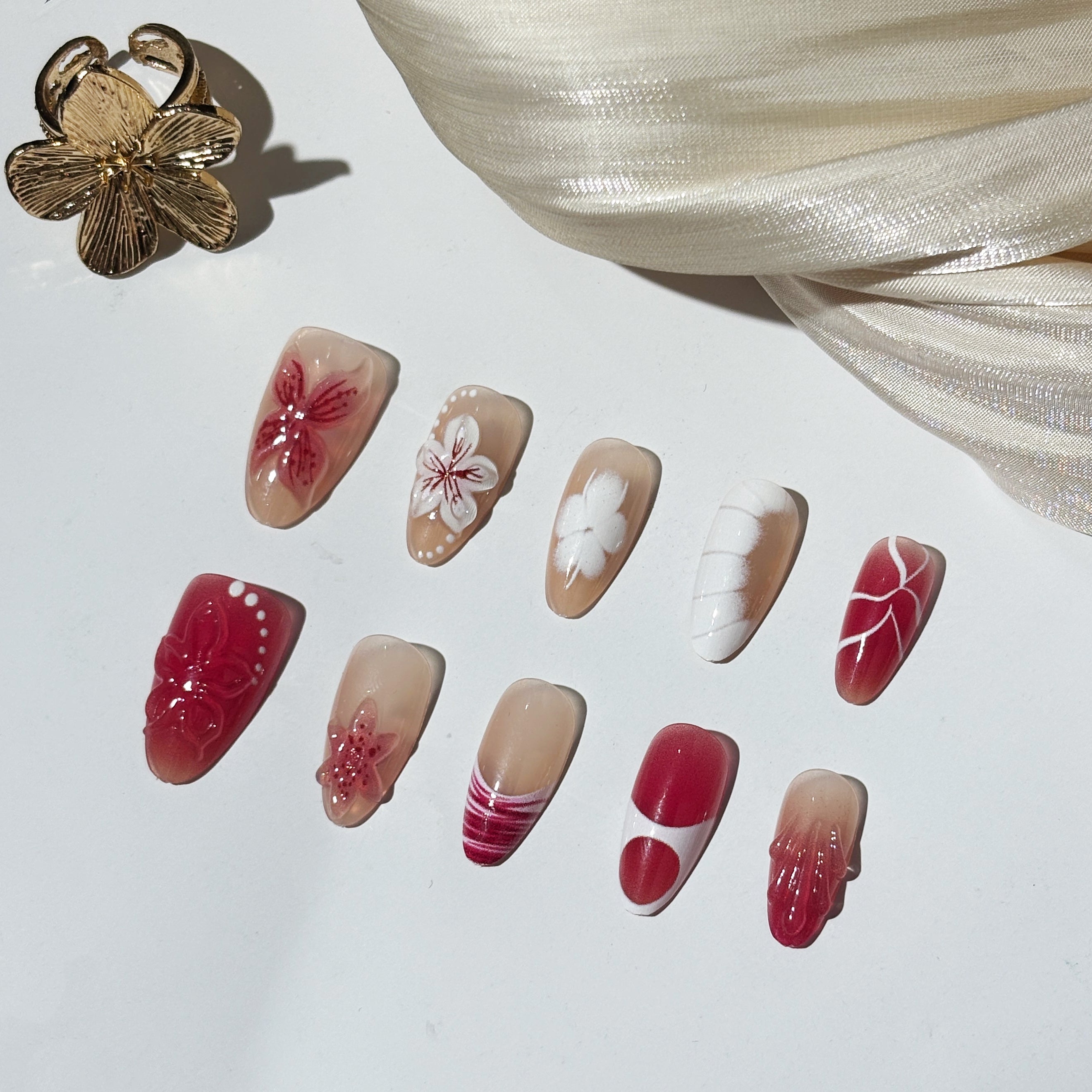 FASNAILS J20 Uñas Postizas Reutilizables de Almendra con Diseño Artístico Rojo y Blanco, Uñas Press On con Flores en Relieve 3D y Elegantes Detalles Pintados a Mano, Kit de Manicura Rápida para Fiestas, Incluye 24 Piezas en 3 Tamaños