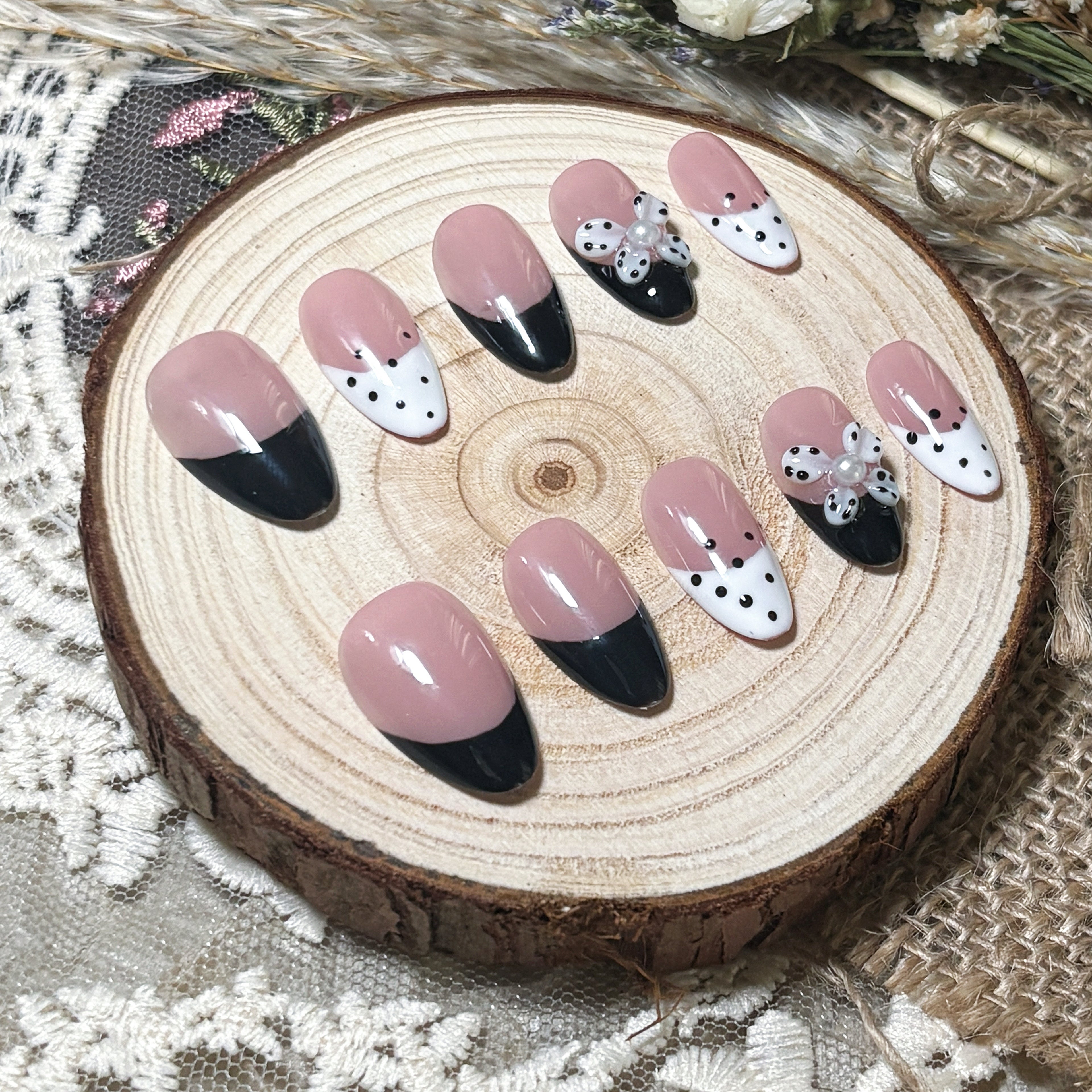 FASNAILS F42 Uñas Postizas Press On Artesanales con Moño 3D y Perlas Uñas Almendradas Diseños de Manicura Francesa Negra y Lunares Blanco y Negro Elegantes Uñas Falsas de Gel Estilo Coquette para Mujeres Kit con Tabs adhesivos para uñas