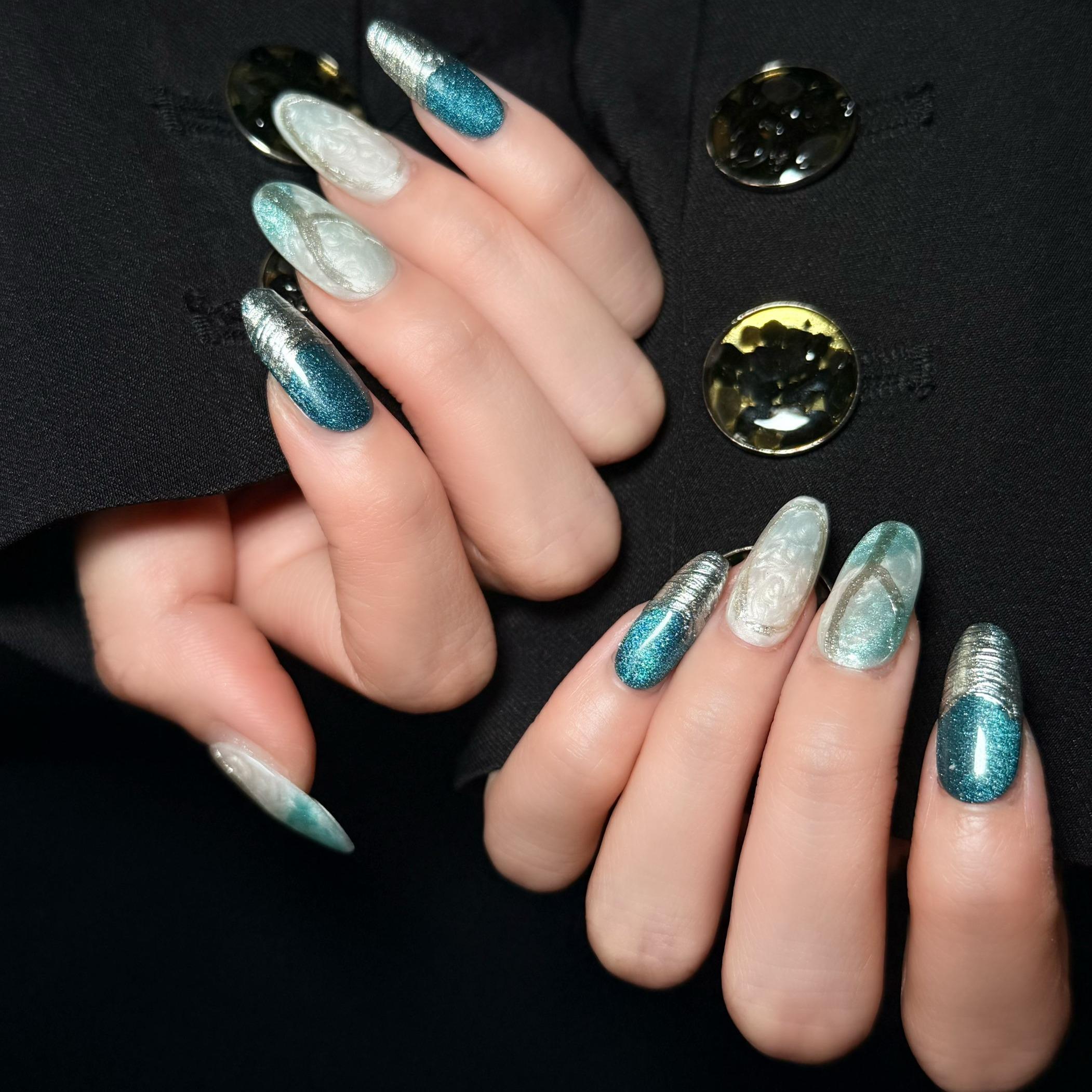 Uñas Press-On Artesanales Aurora Esmeralda | Diseño de Lujo Ojo de Gato Verde Profundo | Set de 10 Piezas con Pegamento de Gelatina | Reutilizables Estilo Mármol y Metal