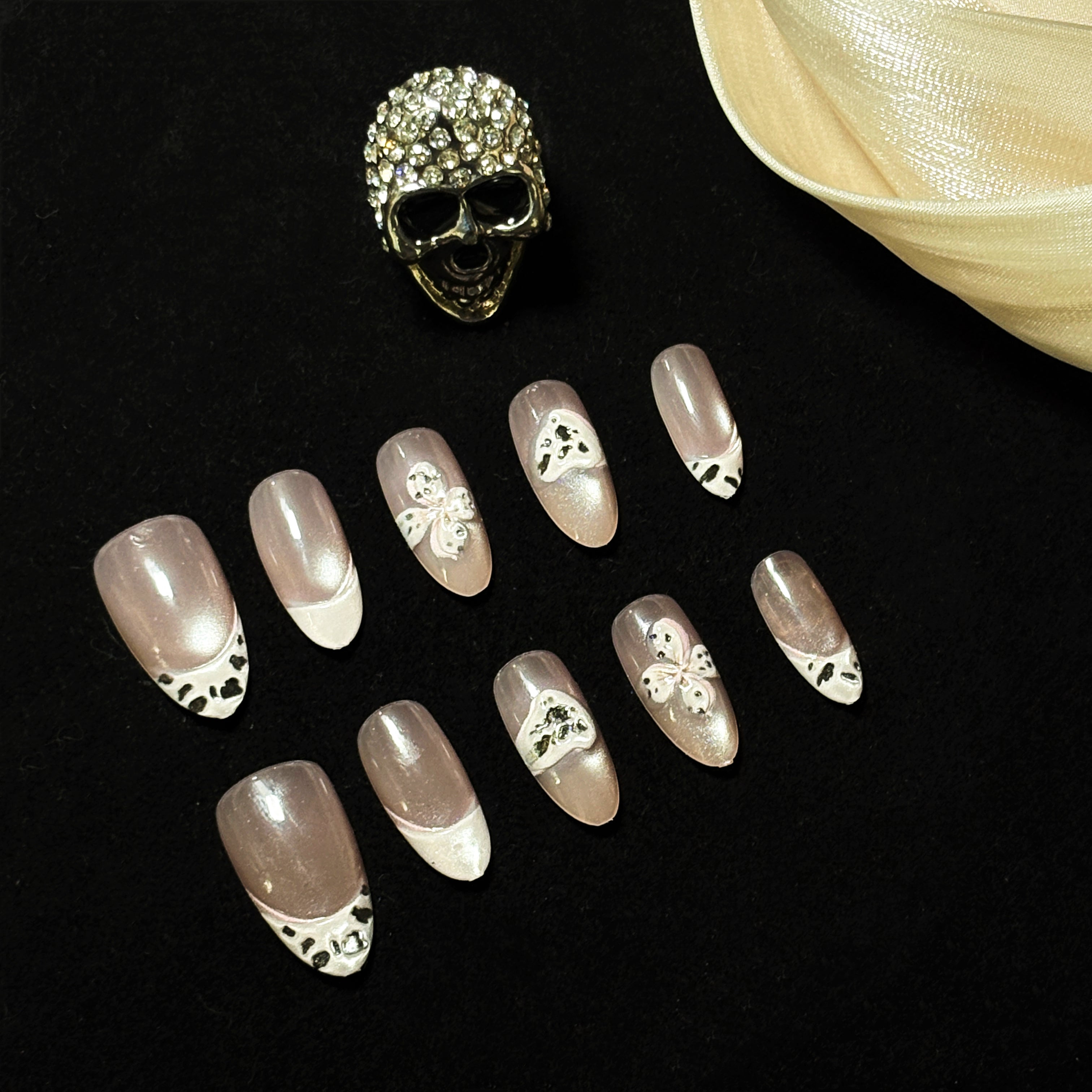 FASNAILS J04 Uñas Postizas Reutilizables de Almendra con Elegante Diseño de Manicura Francesa Blanca, Uñas Press On de Gato Brillante con Lazos 3D Estilo Coquette y Toques de Blanco y Negro, Kit de 24 Piezas en 3 Tamaños para Mujer