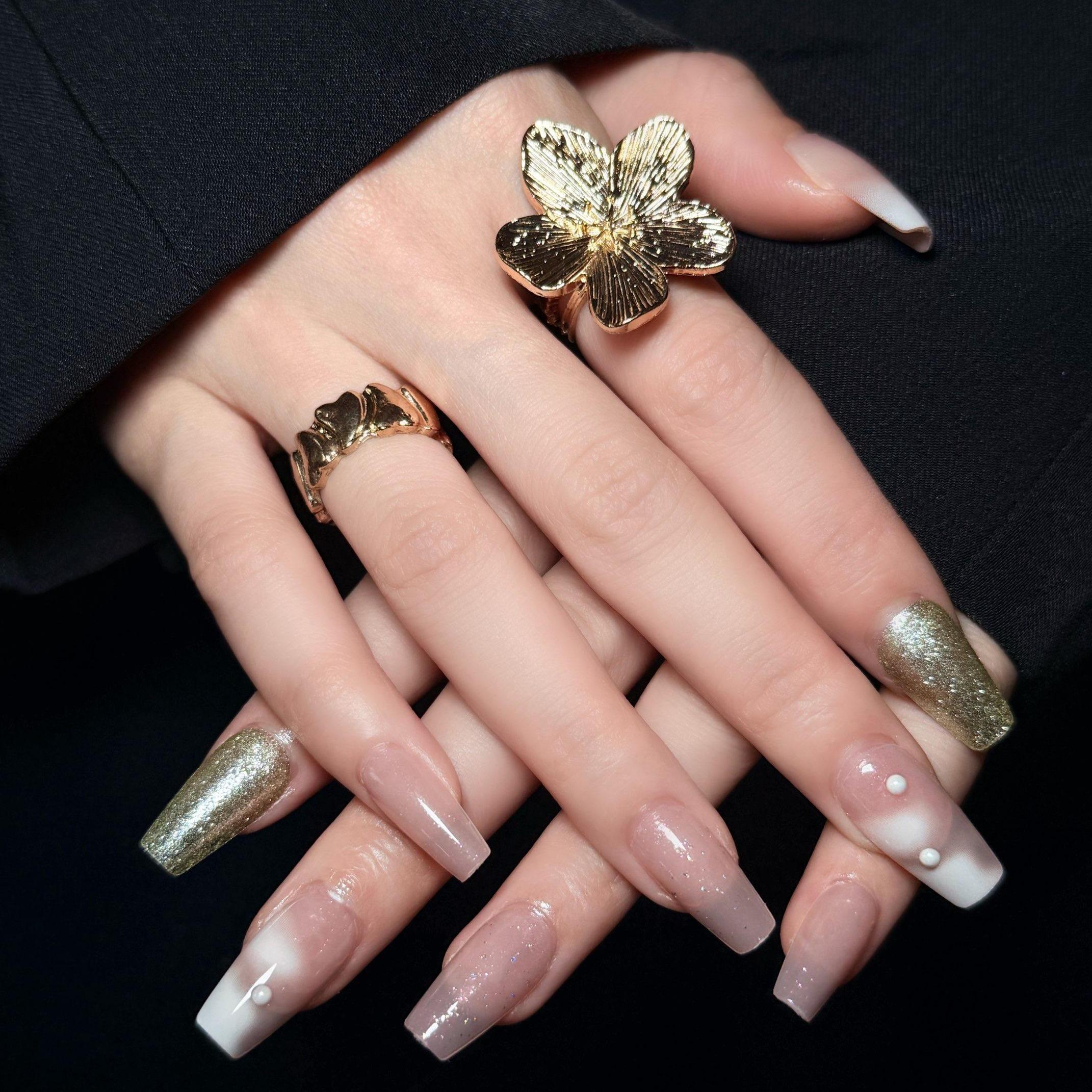 Uñas Press-On Artesanales de Hada Nude | Diseño Ballerina con Perlas 3D y Brillo Plateado | Set de 30 Piezas con 2 Planillas de Gelatina | Reutilizables de Lujo