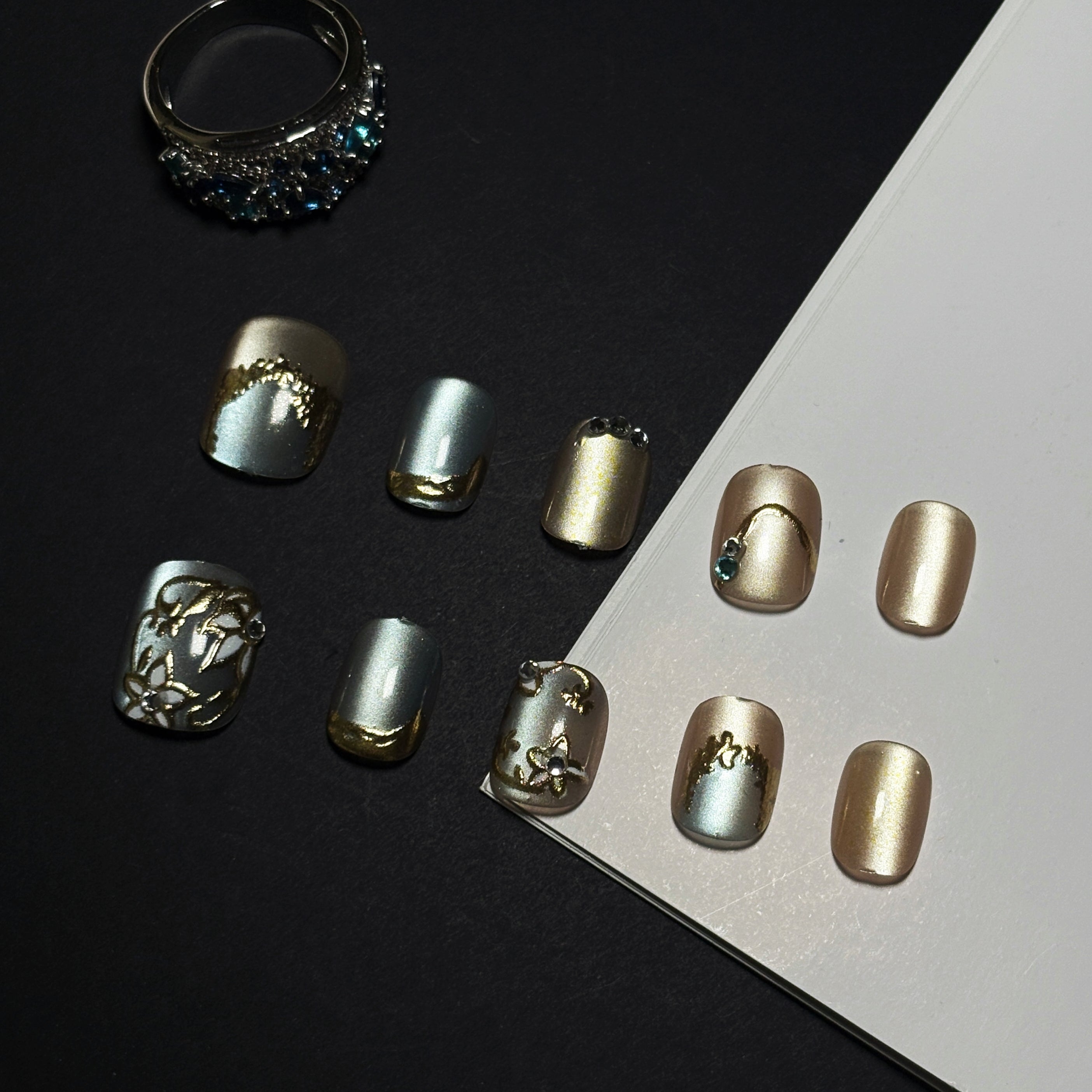 FASNAILS J09 Uñas Postizas Reutilizables Cortas Cuadradas con Efecto Ojo de Gato Champagne y Gris, Uñas Press On con Relieves Dorados Elegantes y Pedrería Brillante, Kit de Manicura Rápida de Lujo, Incluye 24 Piezas