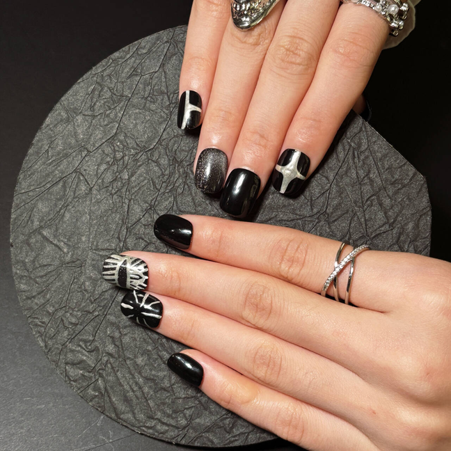 FASNAILS F69 Uñas Postizas Press On Artesanales Negro y Plata Uñas Cuadradas Cortas Efecto Metal Líquido con Diseños Góticos de Estrellas Metálicas Elegantes Uñas Falsas de Gel Grunge Kit con Tabs adhesivos para uñas