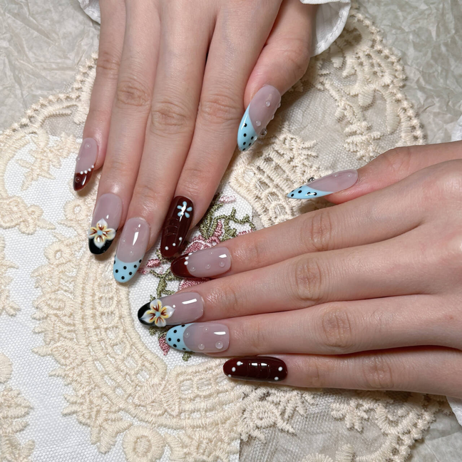 FASNAILS F59 Uñas Postizas Press On Artesanales con Flores y Relieve 3D Uñas Almendradas Largas Manicura Francesa Azul con Lunares Diseños Retro Elegantes Uñas Falsas de Gel Estilo Coquette Kit con Tabs adhesivos para uñas