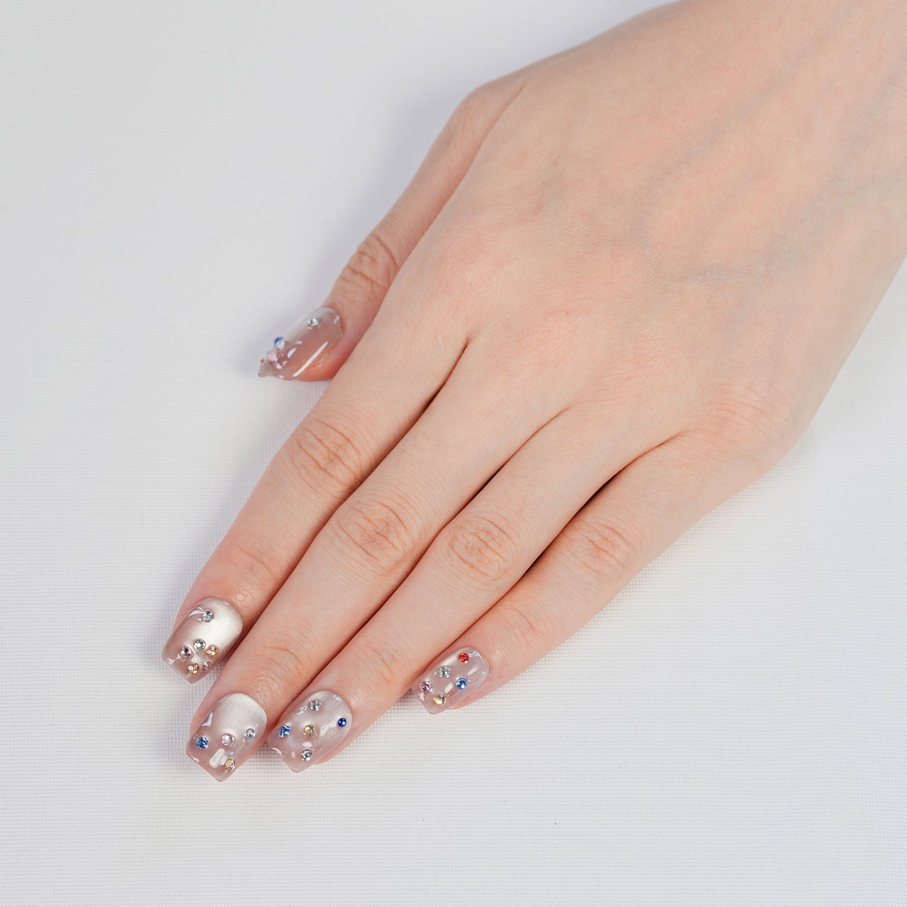 FASNAILS Uñas Press-On Elegantes Efecto Cristal Translúcido y Diamantes 3D Forma Almendra Larga Estilizadora Kit Completo Reutilizable Diseño Exclusivo y Cómodo para Cualquier Ocasión