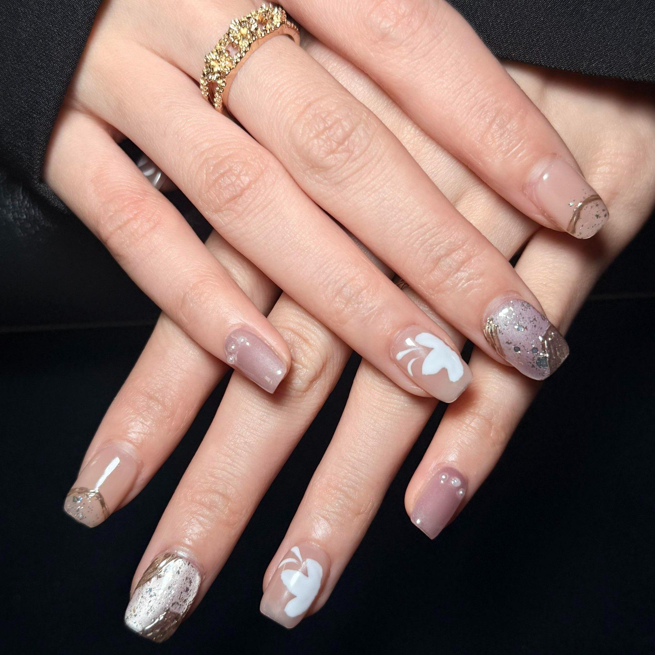 Uñas Press-On Artesanales Nude con Flores | Diseño Elegante con Perlas y Brillo | Set de 10 Piezas con Pegamento de Gelatina | Reutilizables Estilo Cuadrado