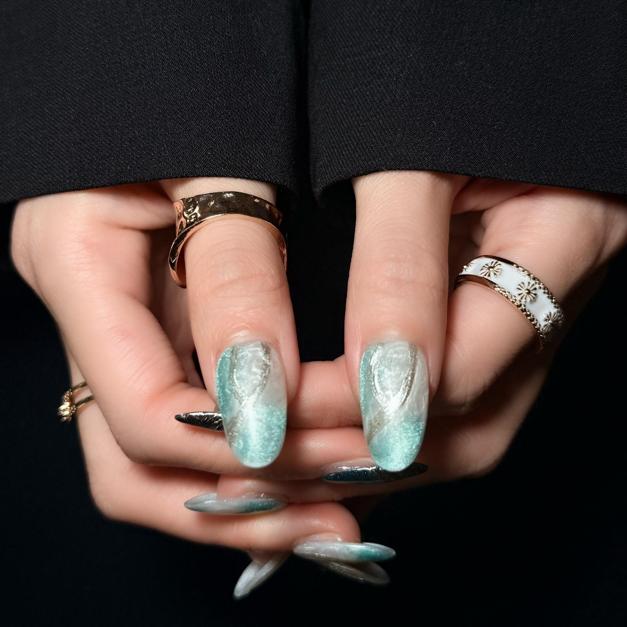 Uñas Press-On Artesanales Aurora Esmeralda | Diseño de Lujo Ojo de Gato Verde Profundo | Set de 10 Piezas con Pegamento de Gelatina | Reutilizables Estilo Mármol y Metal