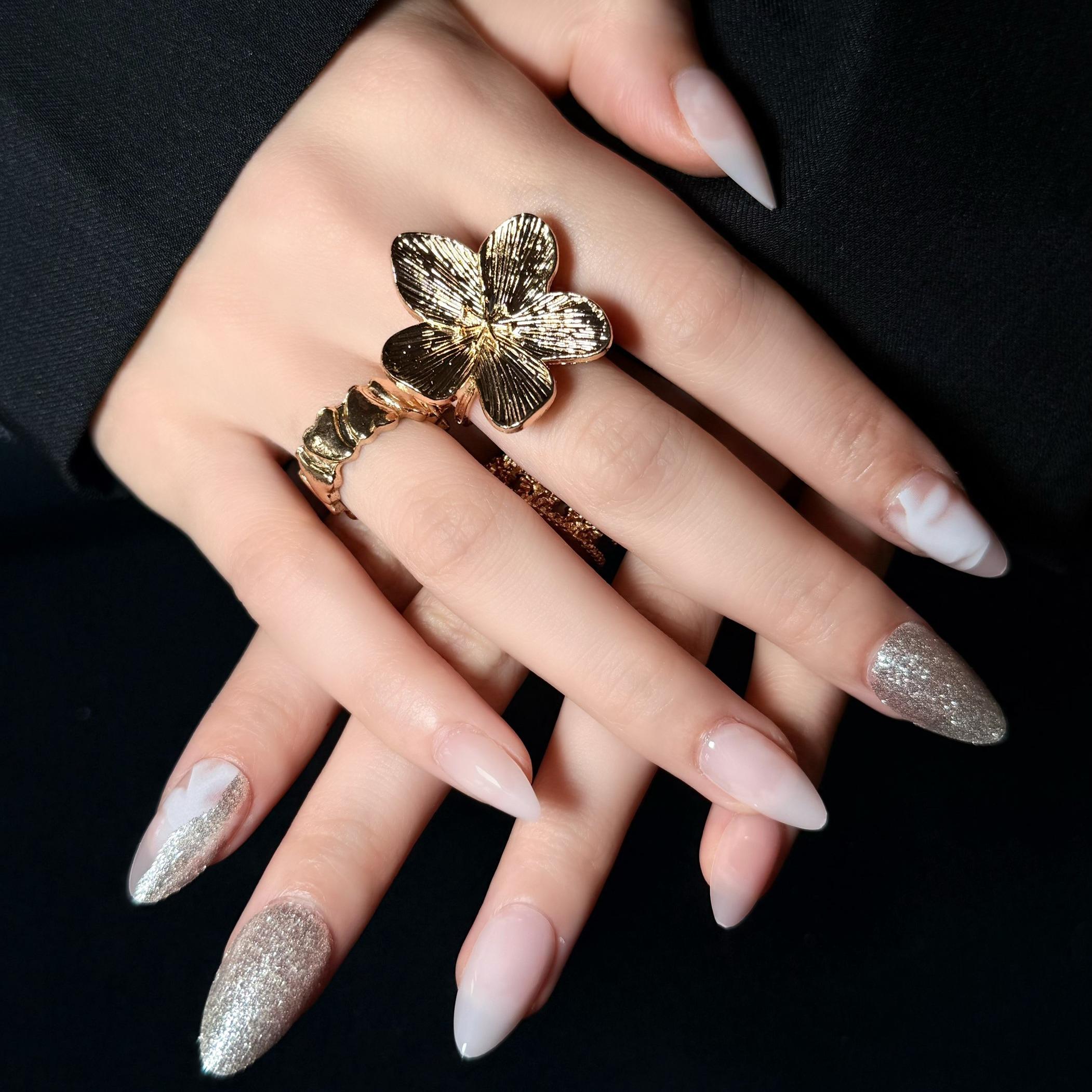 Uñas Press-On Artesanales Nude Jaspeado y Brillo | Elegante Forma Almendrada | Set de 24 Piezas con 2 Planillas de Gelatina | Reutilizables de Lujo