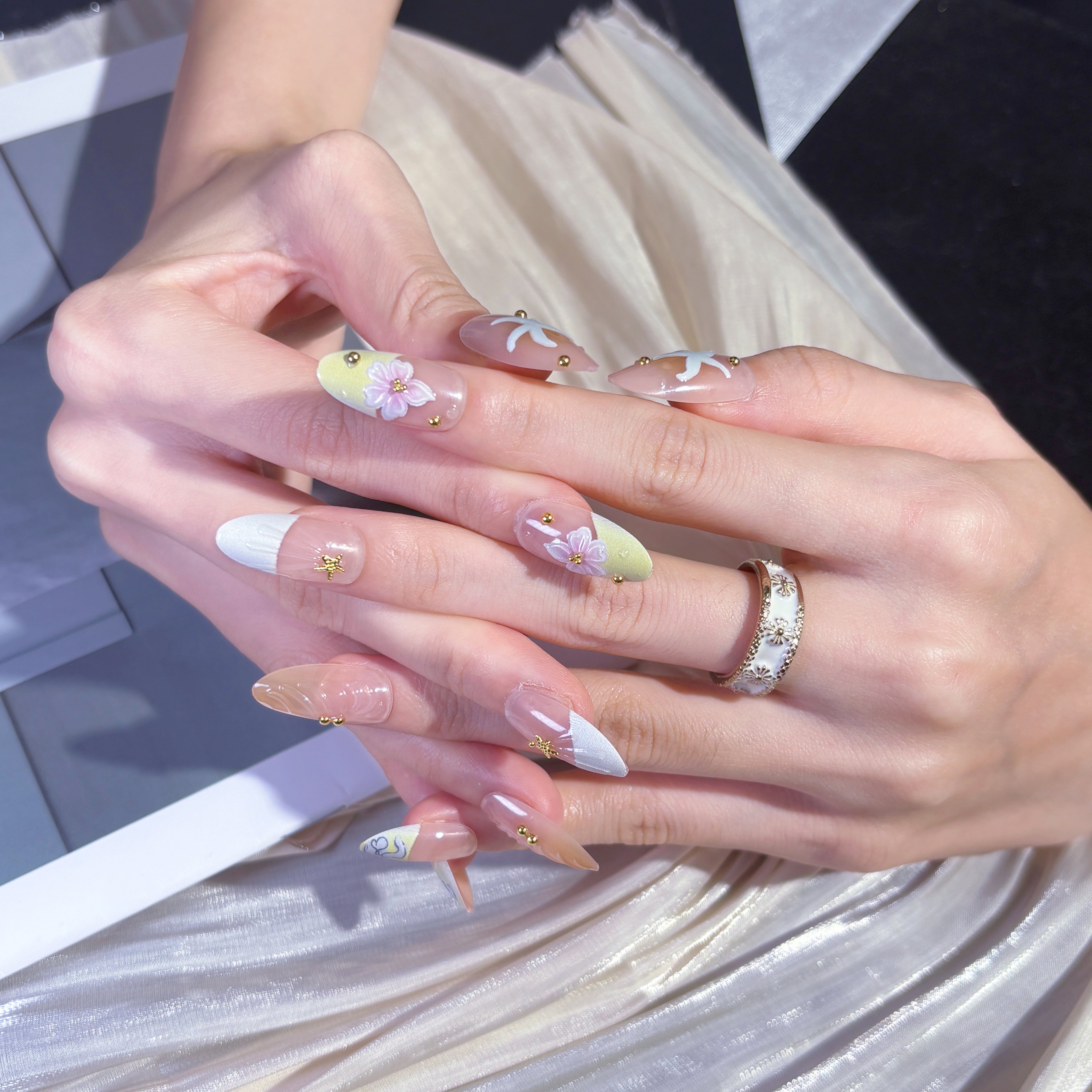 FASNAILS J07 Uñas Postizas Reutilizables de Almendra con Diseño de Manicura Francesa Amarilla y Blanca, Uñas Press On con Flores 3D Delicadas y Detalles de Estrellas Doradas, Kit de Manicura Rápida de Primavera Verano, Incluye 24 Piezas
