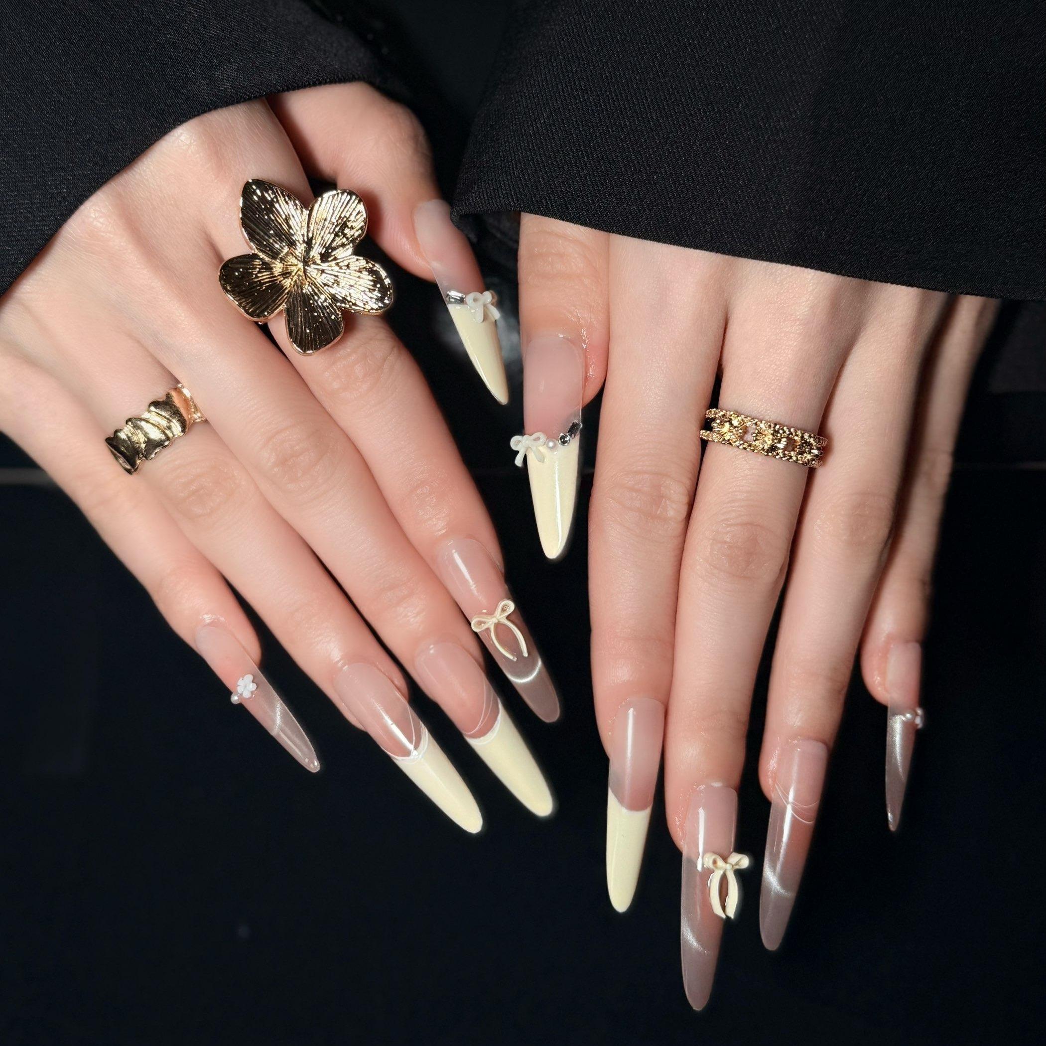 Uñas Press-On Artesanales Ojo de Gato Blanco Crema | Diseño 3D de Moños y Flores | Set de 10 Piezas con Pegamento de Gelatina | Extra Largas y Reutilizables