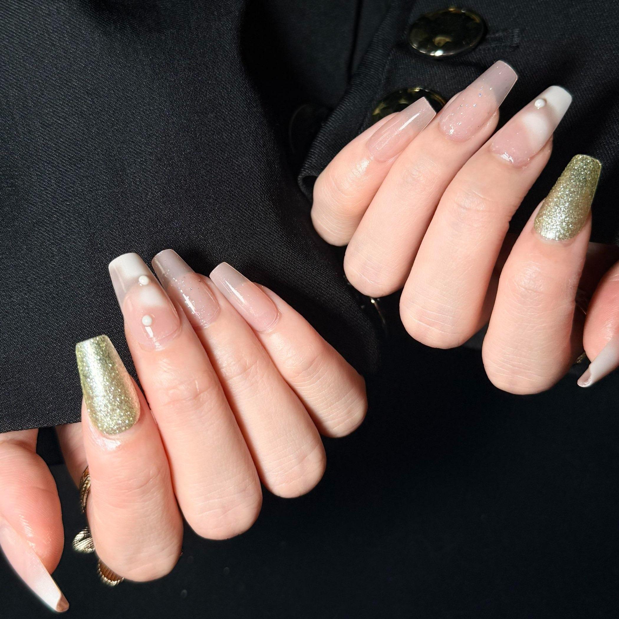 Uñas Press-On Artesanales de Hada Nude | Diseño Ballerina con Perlas 3D y Brillo Plateado | Set de 30 Piezas con 2 Planillas de Gelatina | Reutilizables de Lujo
