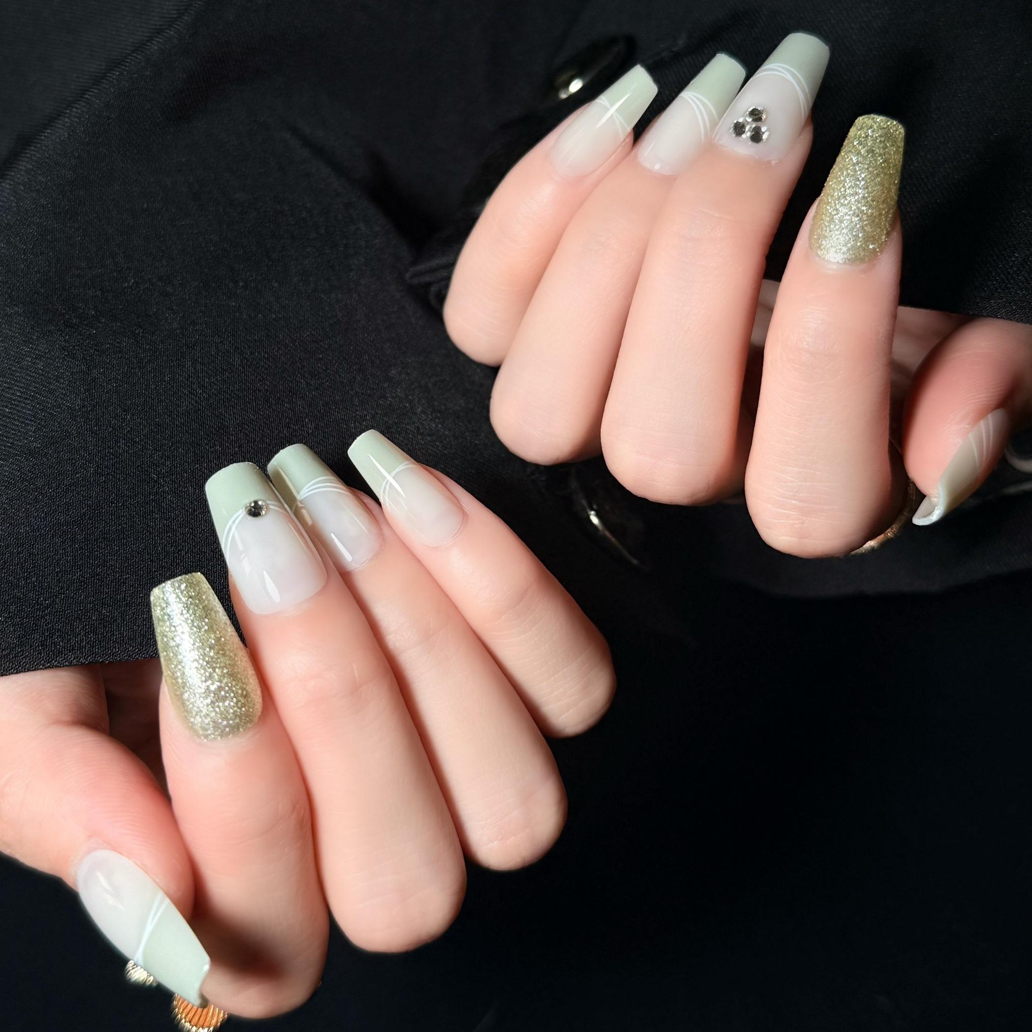 Uñas Press-On Artesanales Verde Matcha | Elegante Degradado y Arte de Líneas Blancas | Set de 30 Piezas con 3 Planillas de Gelatina | Reutilizables de ABS de Lujo