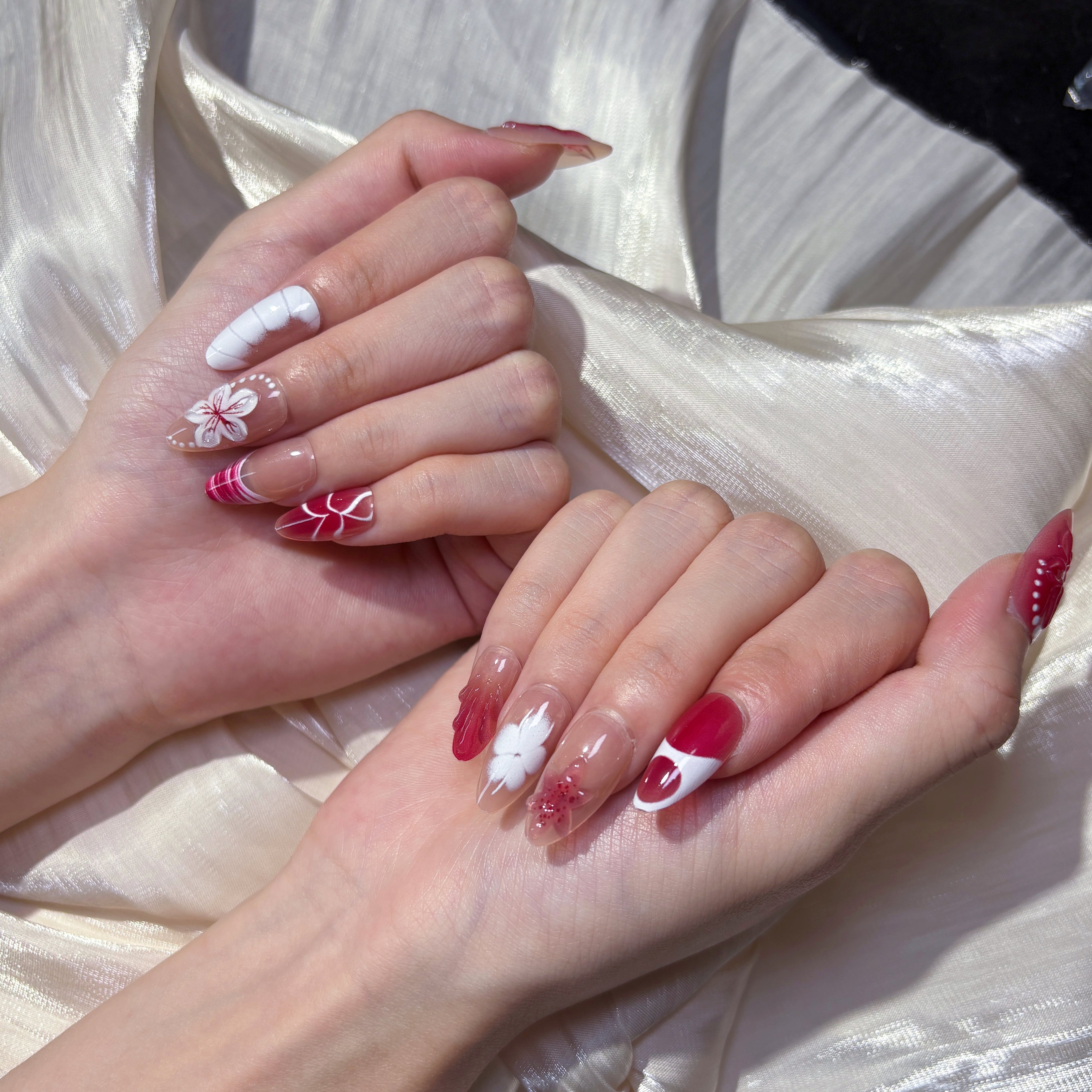 FASNAILS J20 Uñas Postizas Reutilizables de Almendra con Diseño Artístico Rojo y Blanco, Uñas Press On con Flores en Relieve 3D y Elegantes Detalles Pintados a Mano, Kit de Manicura Rápida para Fiestas, Incluye 24 Piezas en 3 Tamaños