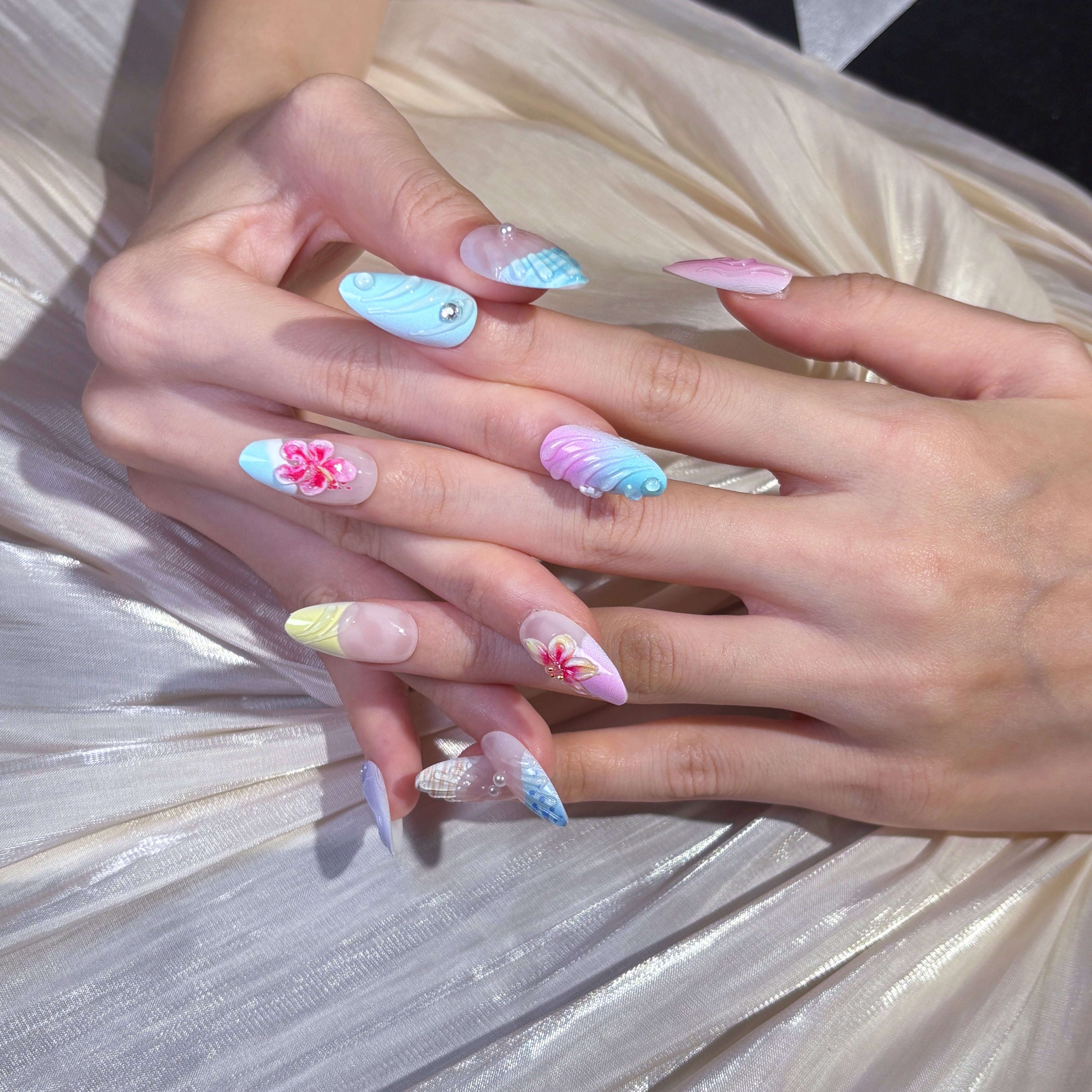 FASNAILS J14 - Uñas Postizas Reutilizables de Ensueño con Degradados Pastel y Diseños Florales 3D, Efecto Concha de Mar con Gemas y Brillo, Kit de Salón Instantáneo en Segundos, 24 Piezas en 3 Tallas para un Ajuste Perfecto y Duradero