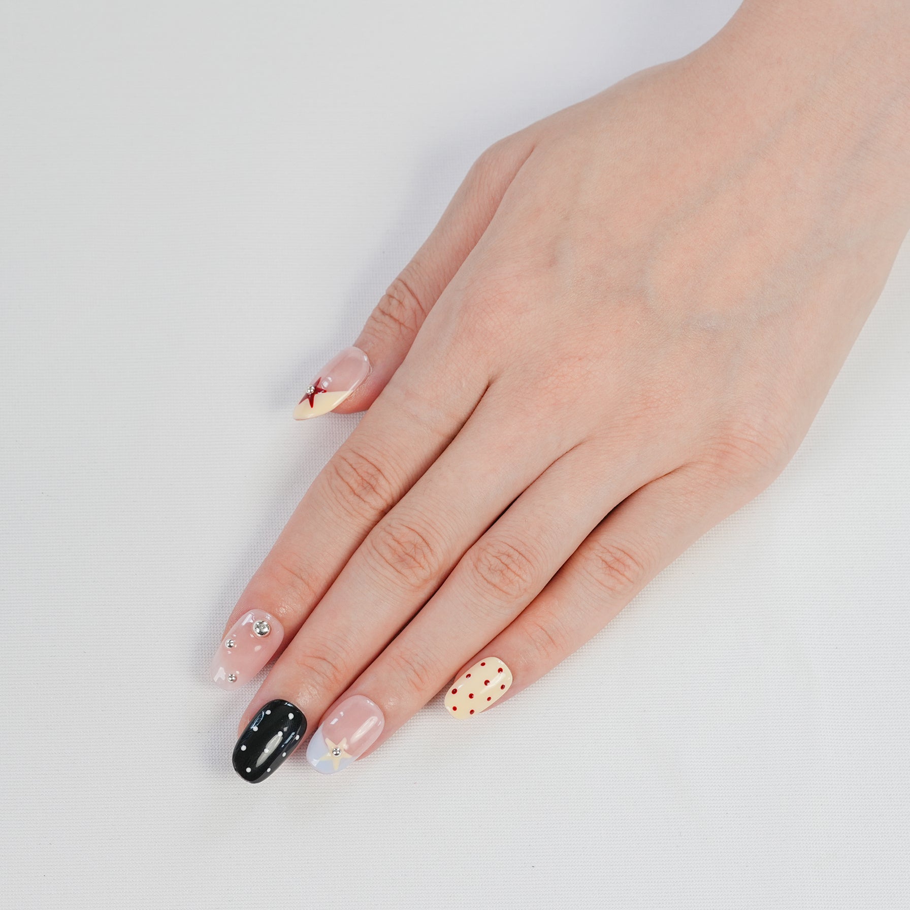 Fasnails Uñas Postizas Press On con Lunares y Estrellas Uñas Almendradas Cortas Negro y Amarillo Pastel Diseños Combinados Estilo Y2K Indie Elegantes Uñas Falsas Reutilizables de Gel para Mujeres Kit con Pegamento