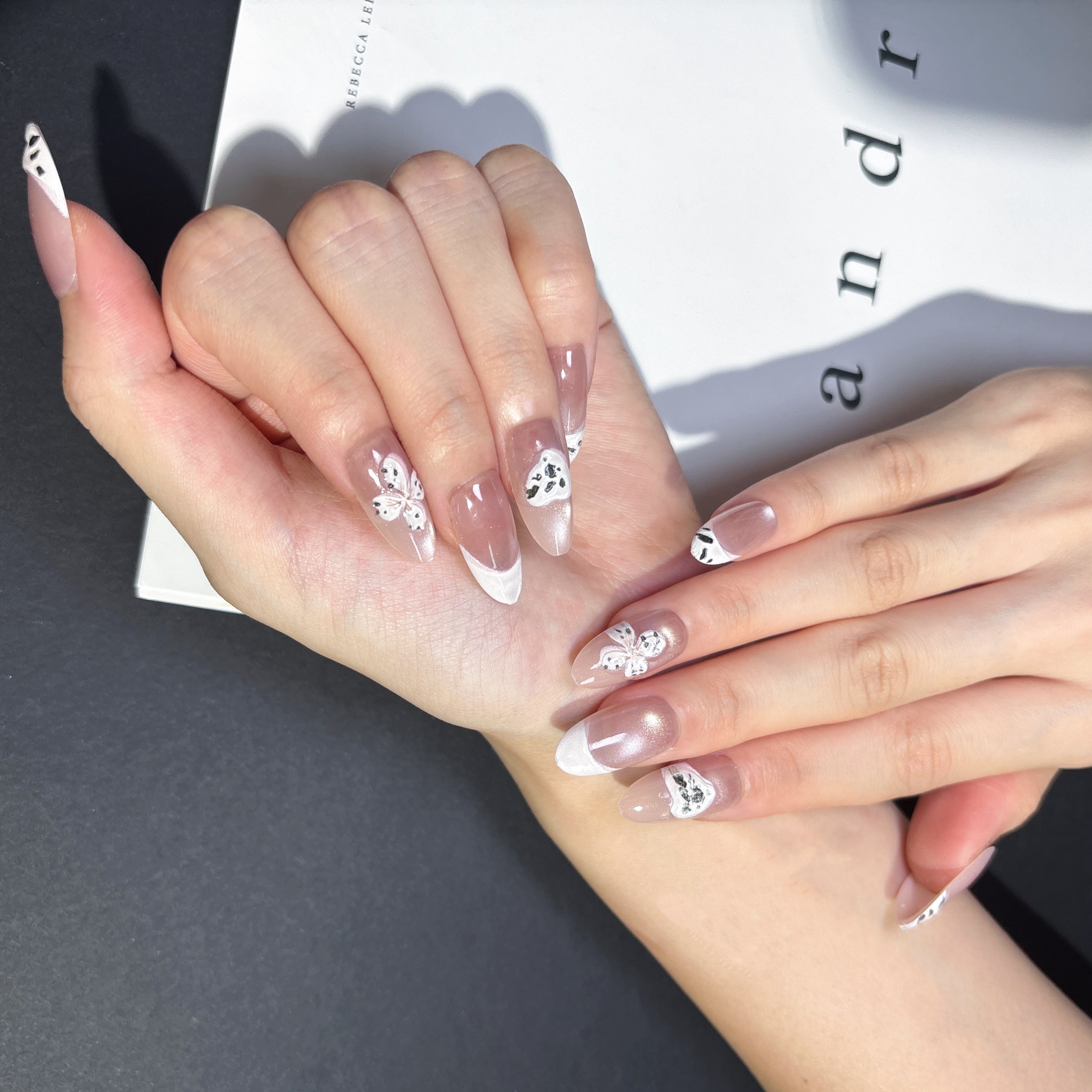 FASNAILS J04 Uñas Postizas Reutilizables de Almendra con Elegante Diseño de Manicura Francesa Blanca, Uñas Press On de Gato Brillante con Lazos 3D Estilo Coquette y Toques de Blanco y Negro, Kit de 24 Piezas en 3 Tamaños para Mujer