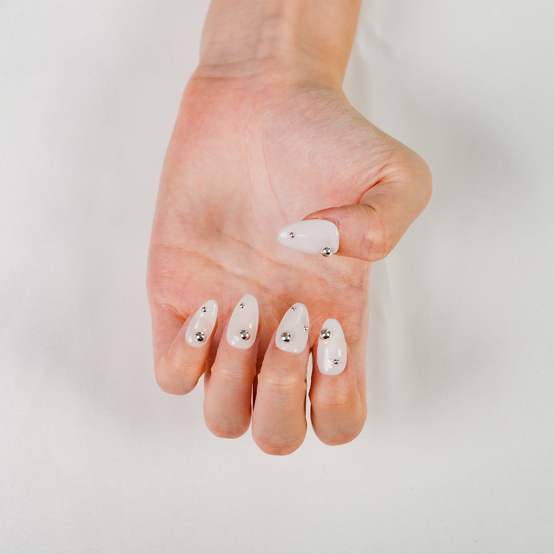 Fasnails Uñas Postizas Press On Milky White Uñas Almendradas Blanco Leche con Cuentas Metálicas Plateadas Diseño Y2K Futurista Uñas Falsas Reutilizables de Gel para Mujeres Manicura Estilo Coreano Kit con Pegamento