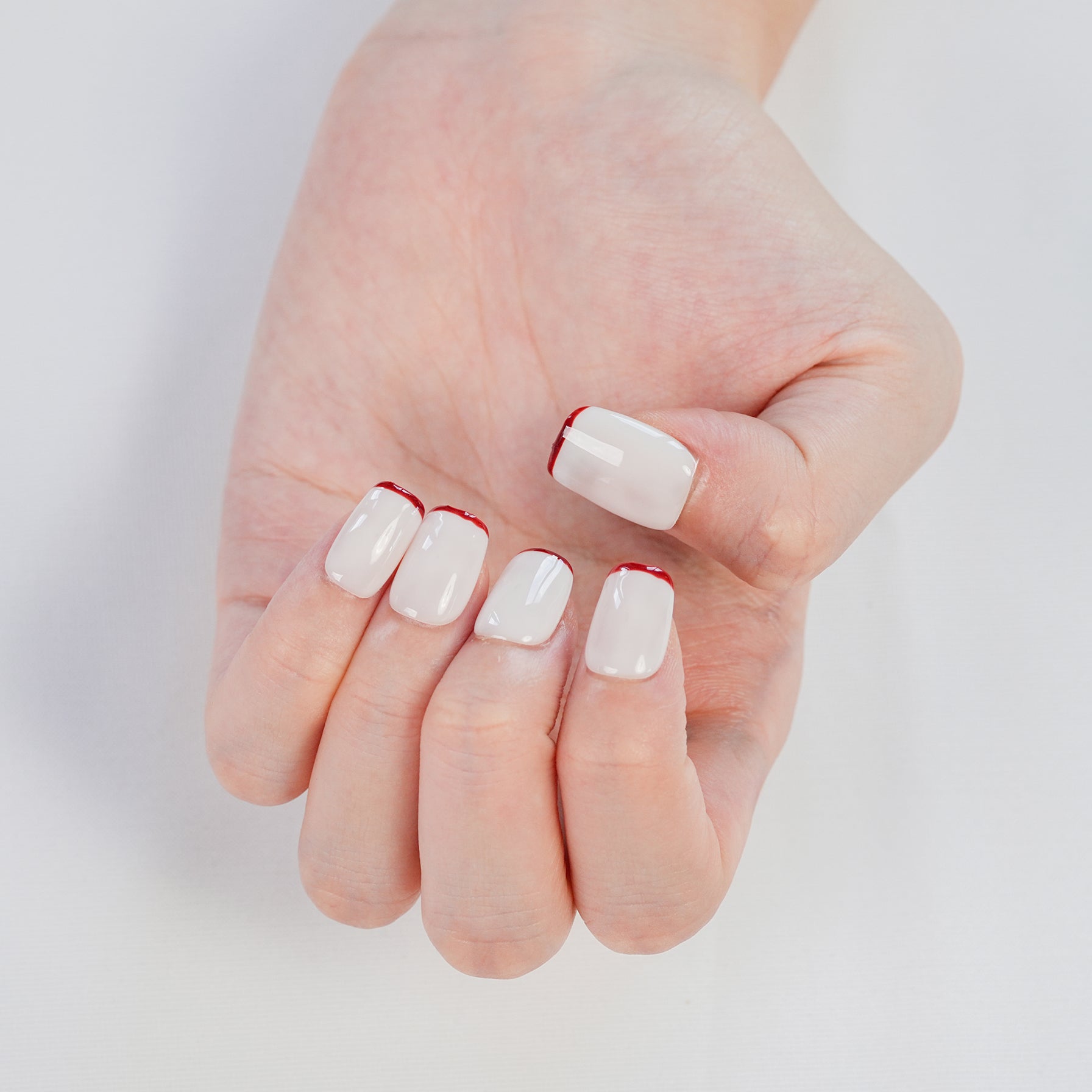 Fasnails Uñas Postizas Press On Manicura Francesa Micro Línea Roja Uñas Cuadradas Cortas Blanco Leche Minimalistas Elegantes Uñas Falsas Reutilizables de Gel Estilo Clean Girl para Mujeres Kit con Pegamento