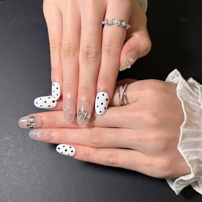 FASNAILS F49 Uñas Postizas Press On Artesanales con Cristales Y Perlas Uñas Cuadradas Cortas Nude Diseños Retro de Lunares Blanco y Negro Elegantes Uñas Falsas de Gel Estilo Coquette Kit con Tabs adhesivos para uñas