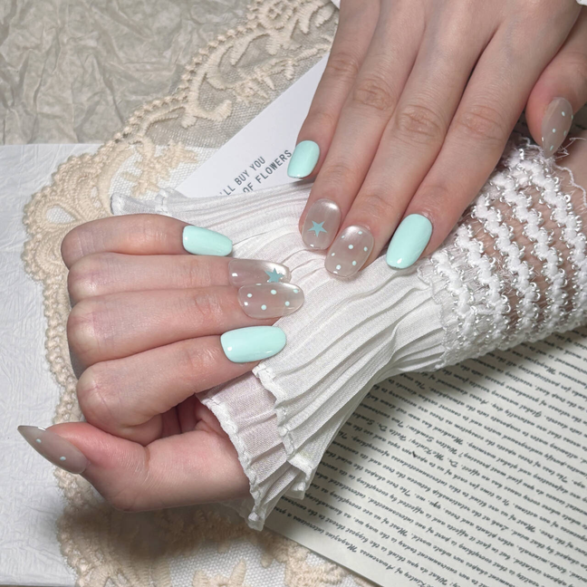FASNAILS F43 Uñas Postizas Press On Artesanales Verde Menta Uñas Cuadradas Cortas Efecto Glaseado Perlado con Diseños de Estrellas y Lunares Estilo Y2K Elegantes Uñas Falsas de Gel Kit con Tabs adhesivos para uñas