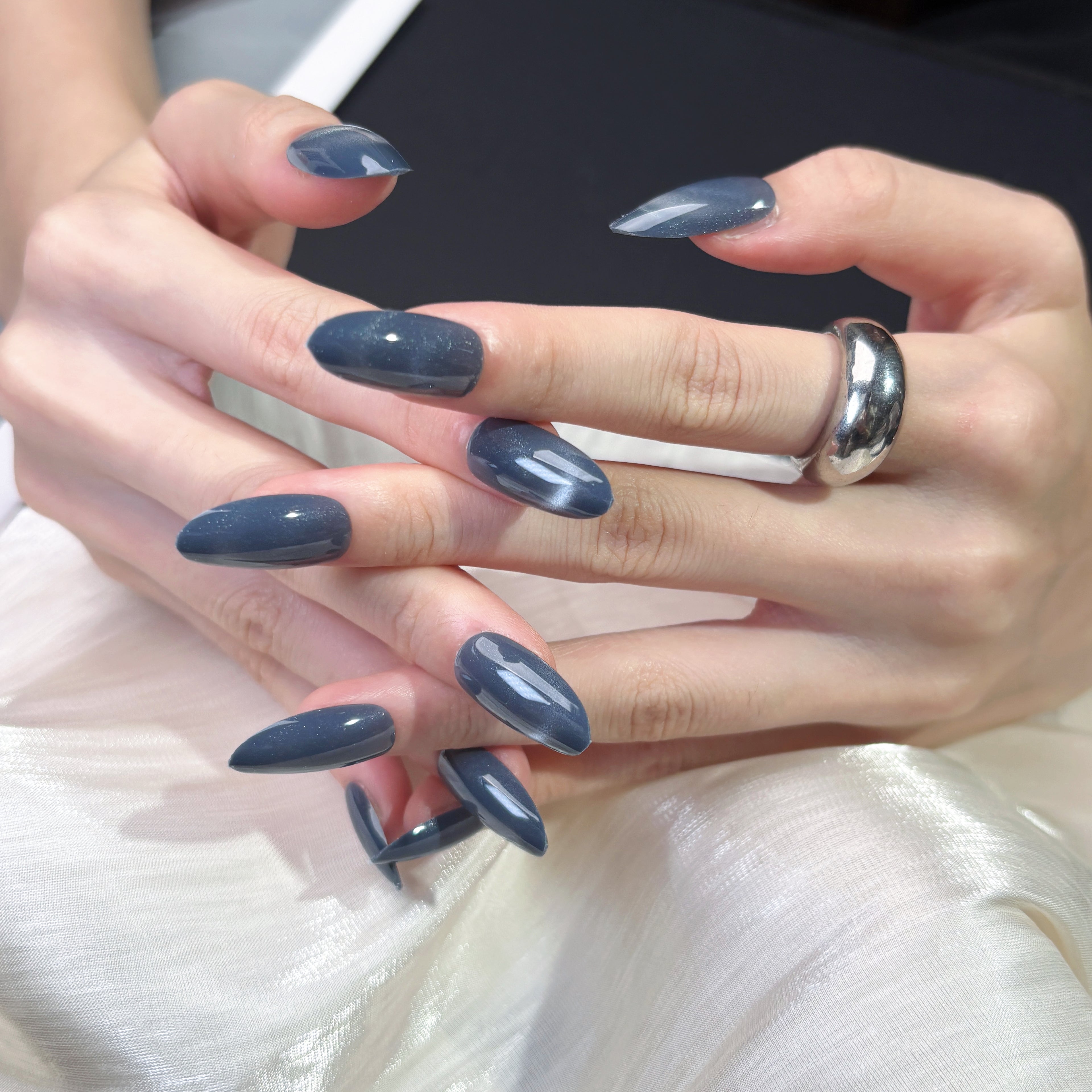 FASNAILS J05 Uñas Postizas Reutilizables de Almendra con Efecto Ojo de Gato Gris Oscuro, Uñas Press On Magnéticas Brillantes Estilo Galaxia, Kit de Manicura Rápida de Lujo en Minutos, Incluye 24 Piezas en 3 Tamaños Diferentes