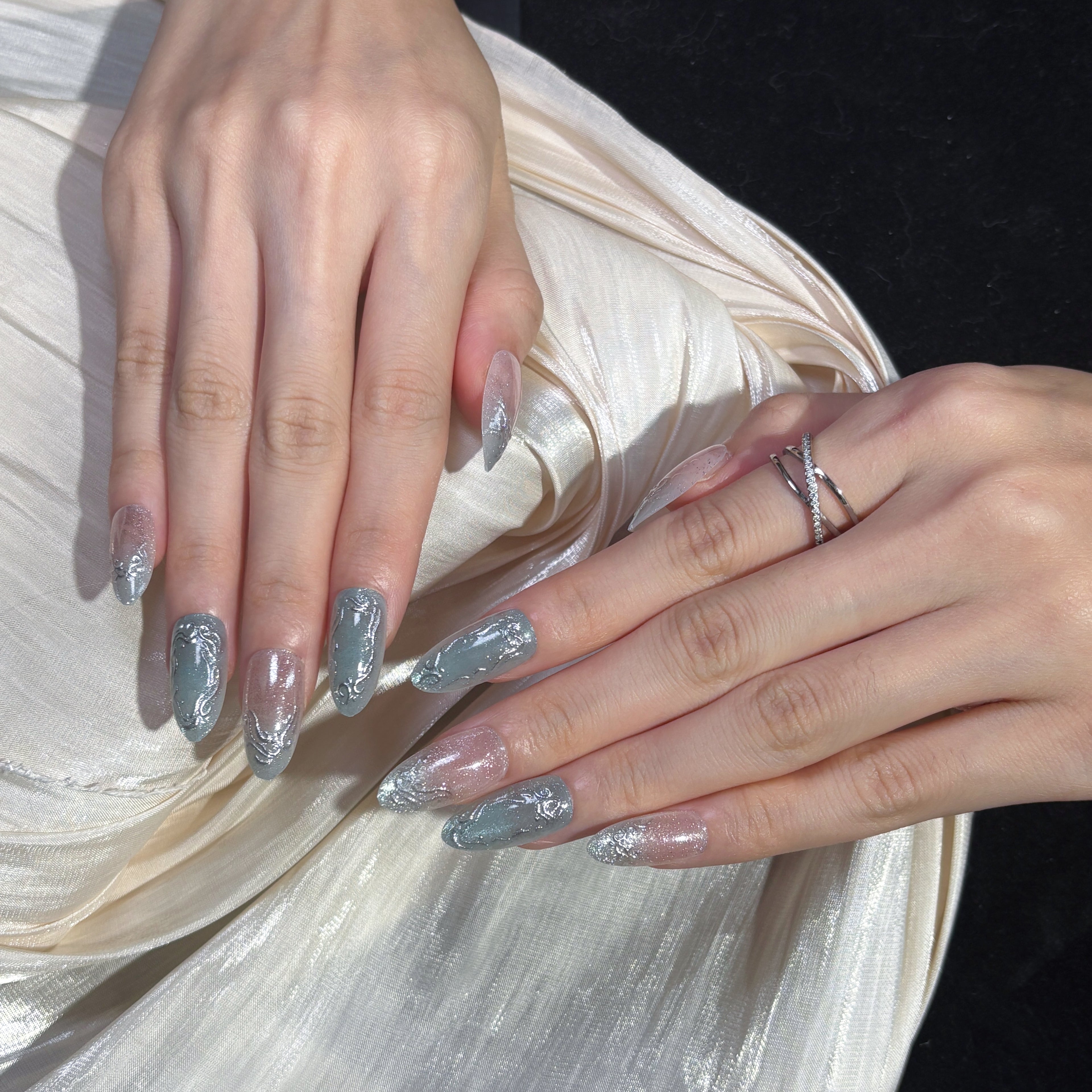 FASNAILS J06 Uñas Postizas Reutilizables de Almendra con Efecto de Metal Líquido 3D, Uñas Press On Plateadas y Azul Glacial con Brillo de Diamante, Kit de Manicura Rápida Futurista Y2K en Minutos, Incluye 24 Piezas en 3 Tamaños Diferentes