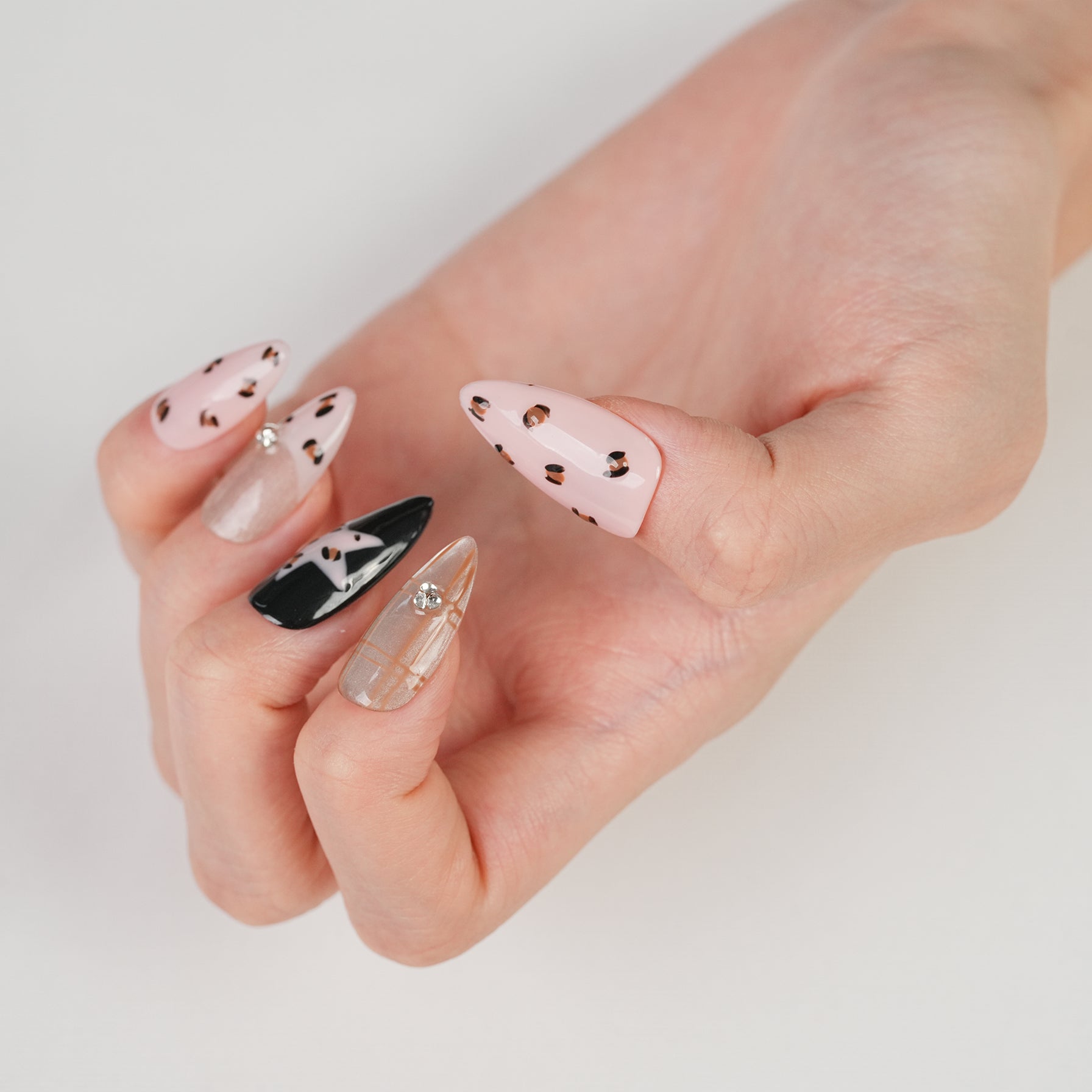 Fasnails Uñas Postizas Press On de Leopardo Rosa Uñas Almendradas Stiletto Diseños de Estrellas y Cuadros Estilo Y2K Punk Negro y Nude Elegantes Uñas Falsas Reutilizables de Gel para Mujeres Kit de Manicura con Pegamento