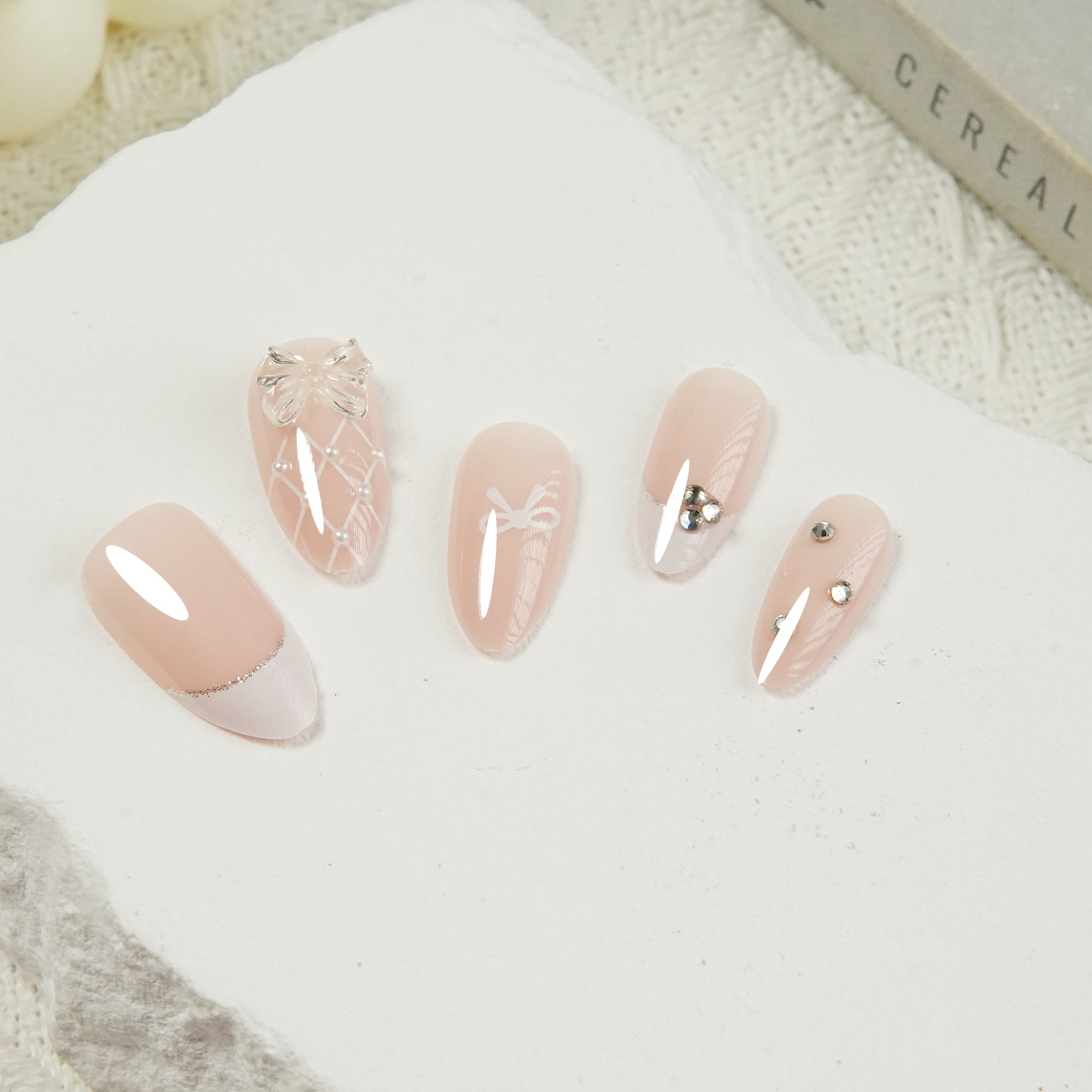Uñas Press-On Artesanales Francesas Estilo Tweed | Diseño 3D de Moño y Cristal | Set de 24 Piezas con Pegamento de Gelatina | Reutilizables de Lujo