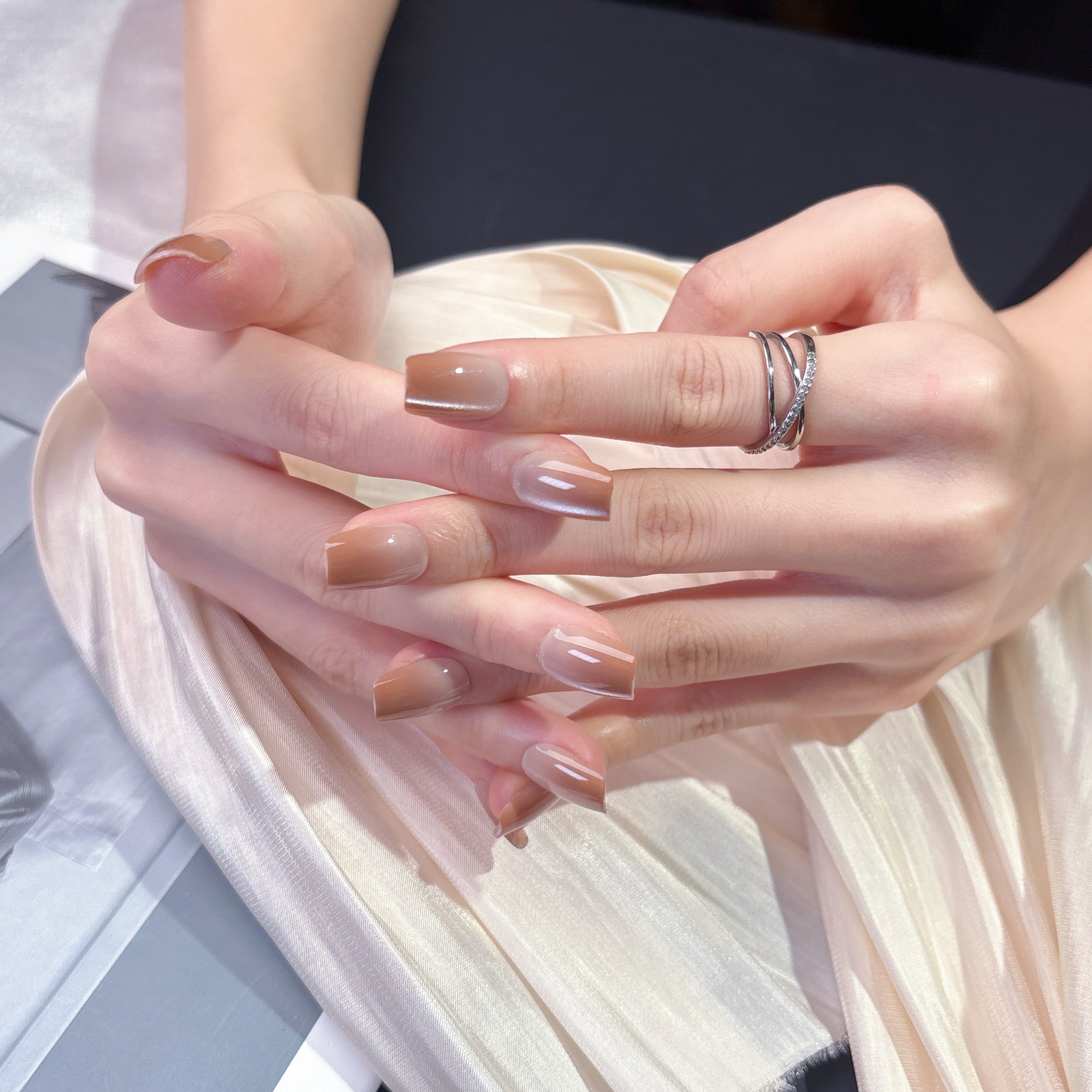 FASNAILS J17 Uñas Postizas Reutilizables Cortas Cuadradas con Efecto Degradado Ombré y Ojo de Gato Marrón Nude, Uñas Press On Glaseadas Tono Café con Brillo Elegante, Kit de Manicura Rápida de 24 Piezas en 3 Tamaños