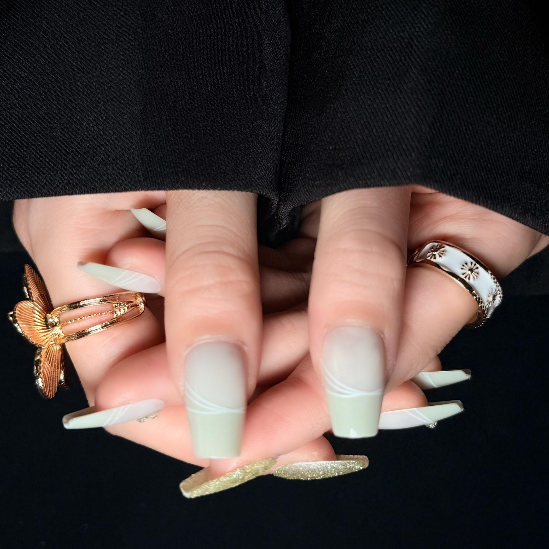 Uñas Press-On Artesanales Verde Matcha | Elegante Degradado y Arte de Líneas Blancas | Set de 30 Piezas con 3 Planillas de Gelatina | Reutilizables de ABS de Lujo
