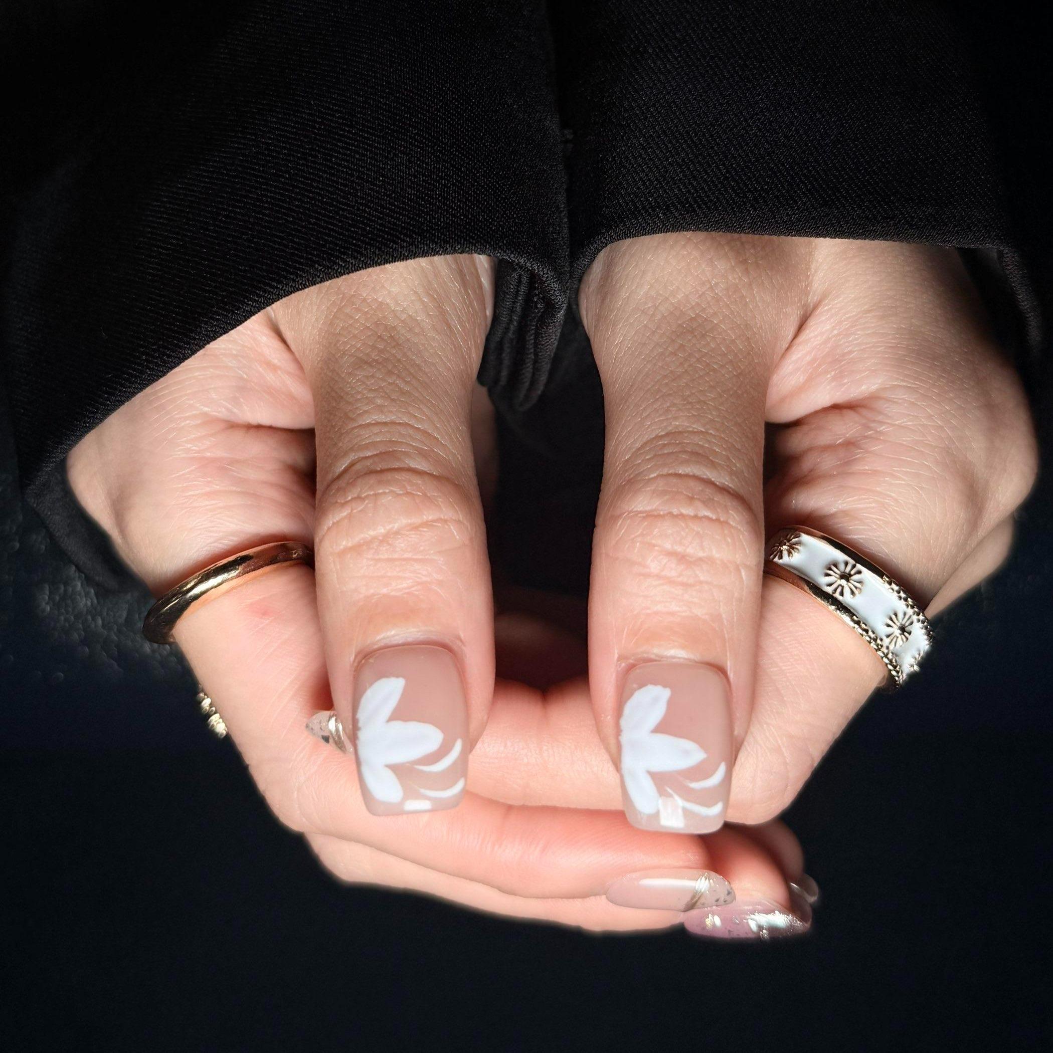 Uñas Press-On Artesanales Nude con Flores | Diseño Elegante con Perlas y Brillo | Set de 10 Piezas con Pegamento de Gelatina | Reutilizables Estilo Cuadrado