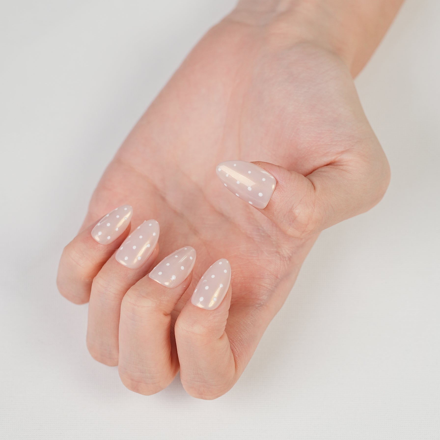 Fasnails Uñas Postizas Press On Glaseadas con Lunares Blancos Uñas Almendradas Nude Efecto Perlado Brillo Espejo Elegantes Uñas Falsas Reutilizables de Gel Estilo Coquette para Mujeres Diario Kit de Manicura con Pegamento