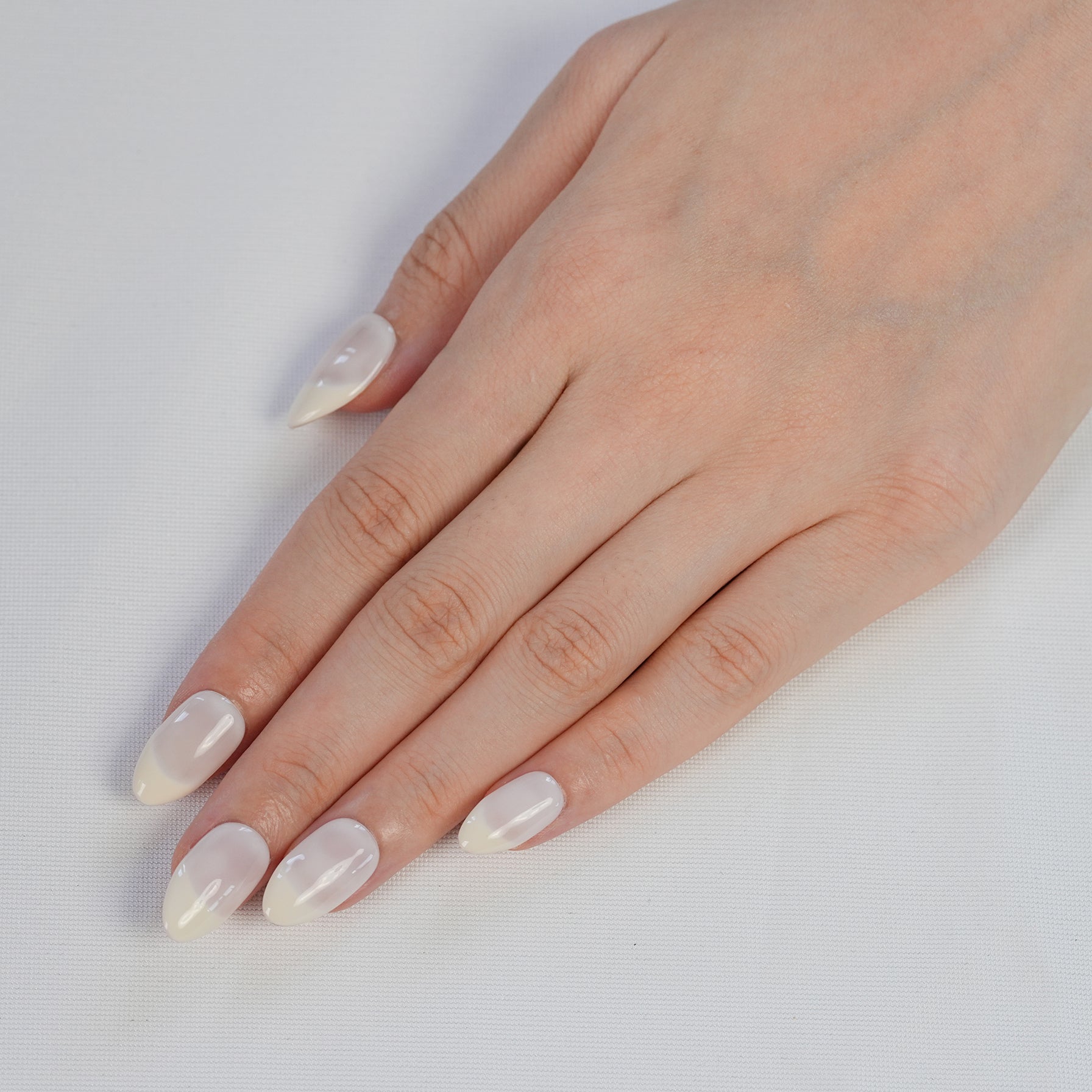 Fasnails Uñas Postizas Press On Milky White Uñas Almendradas Blanco Leche Translúcidas Efecto Gelatina Ombré Minimalistas Elegantes Uñas Falsas Reutilizables de Gel Estilo Clean Girl para Mujeres Kit con Pegamento