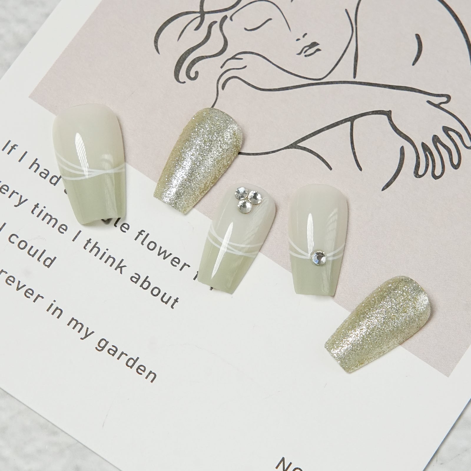 Uñas Press-On Artesanales Verde Matcha | Elegante Degradado y Arte de Líneas Blancas | Set de 30 Piezas con 3 Planillas de Gelatina | Reutilizables de ABS de Lujo