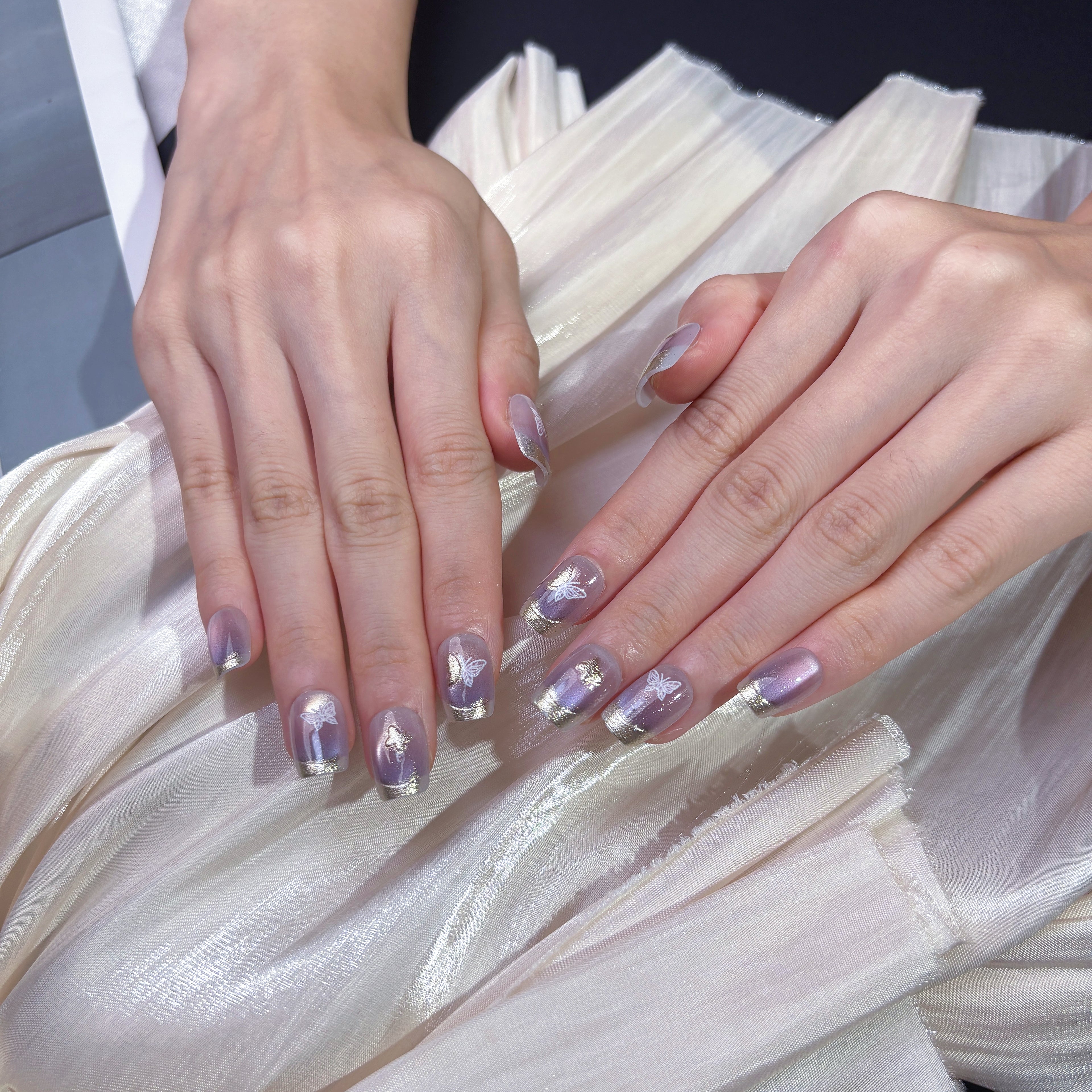 FASNAILS J11 Uñas Postizas Reutilizables Cortas Cuadradas con Ojo de Gato Morado Lila, Uñas Press On Francesas con Borde Dorado Espejo y Diseños de Mariposas Elegantes, Kit de Manicura Rápida de Hada Aesthetic, Incluye 24 Piezas