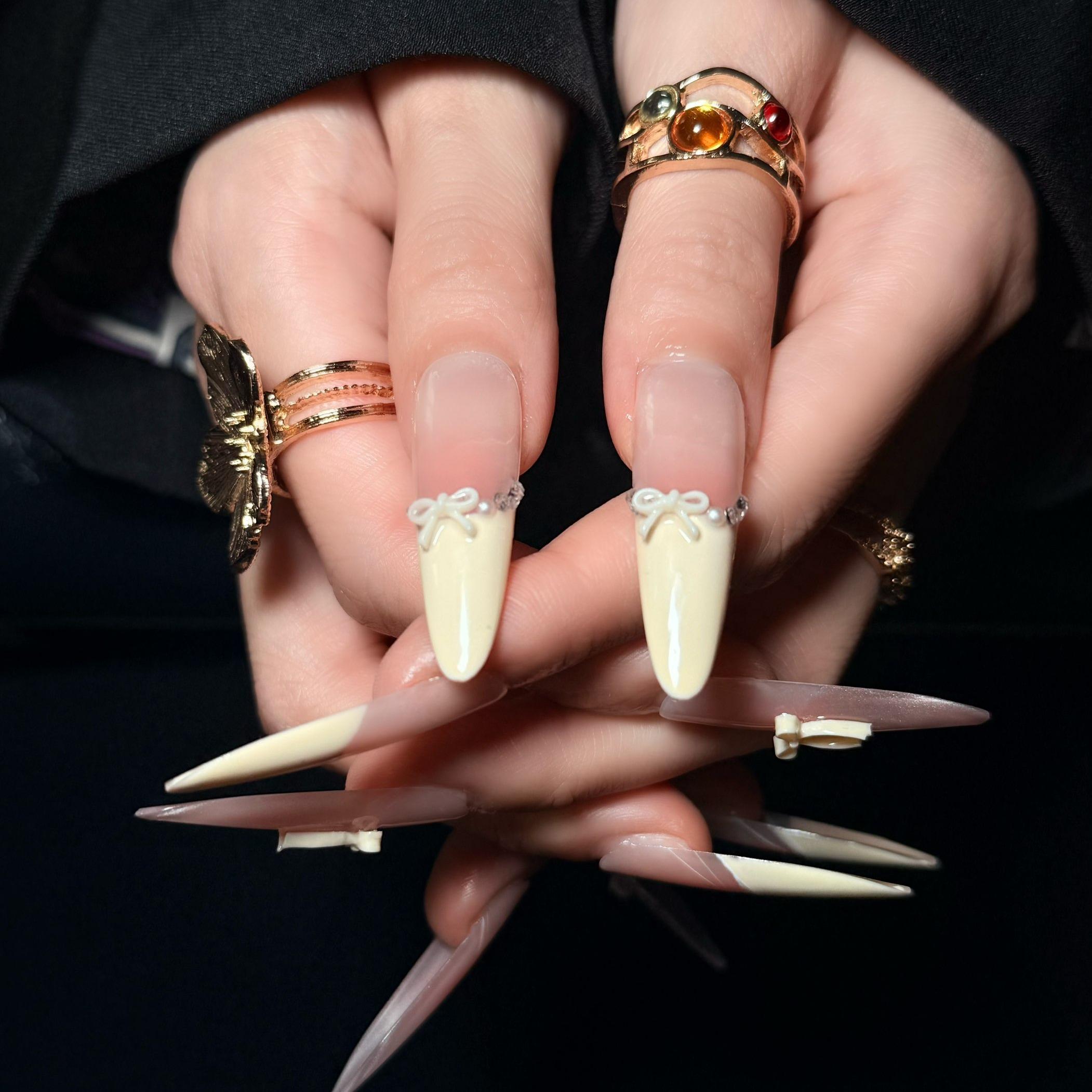 Uñas Press-On Artesanales Ojo de Gato Blanco Crema | Diseño 3D de Moños y Flores | Set de 24 Piezas con Pegamento de Gelatina | Extra Largas y Reutilizables