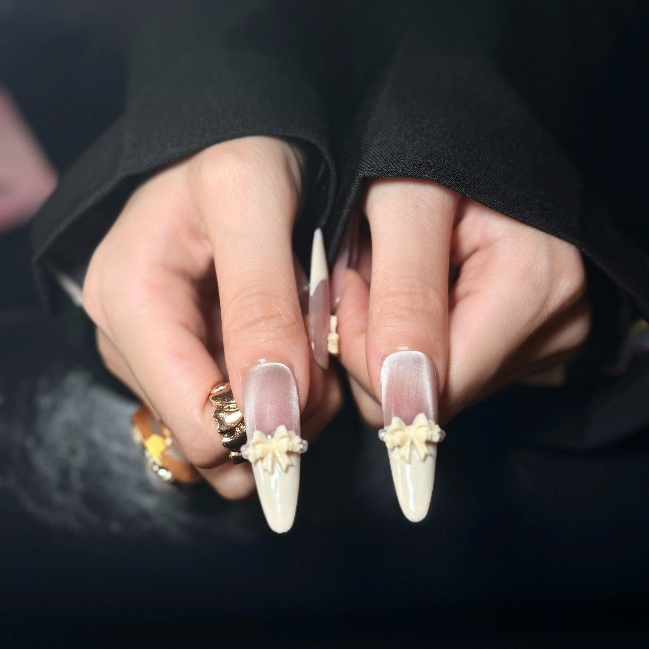 Uñas Press-On Artesanales de Lujo con Moños y Perlas 3D | Diseño Francés Vintage Ojo de Gato | Set de 24 Piezas con Pegamento de Gelatina | Extra Largas y Reutilizables