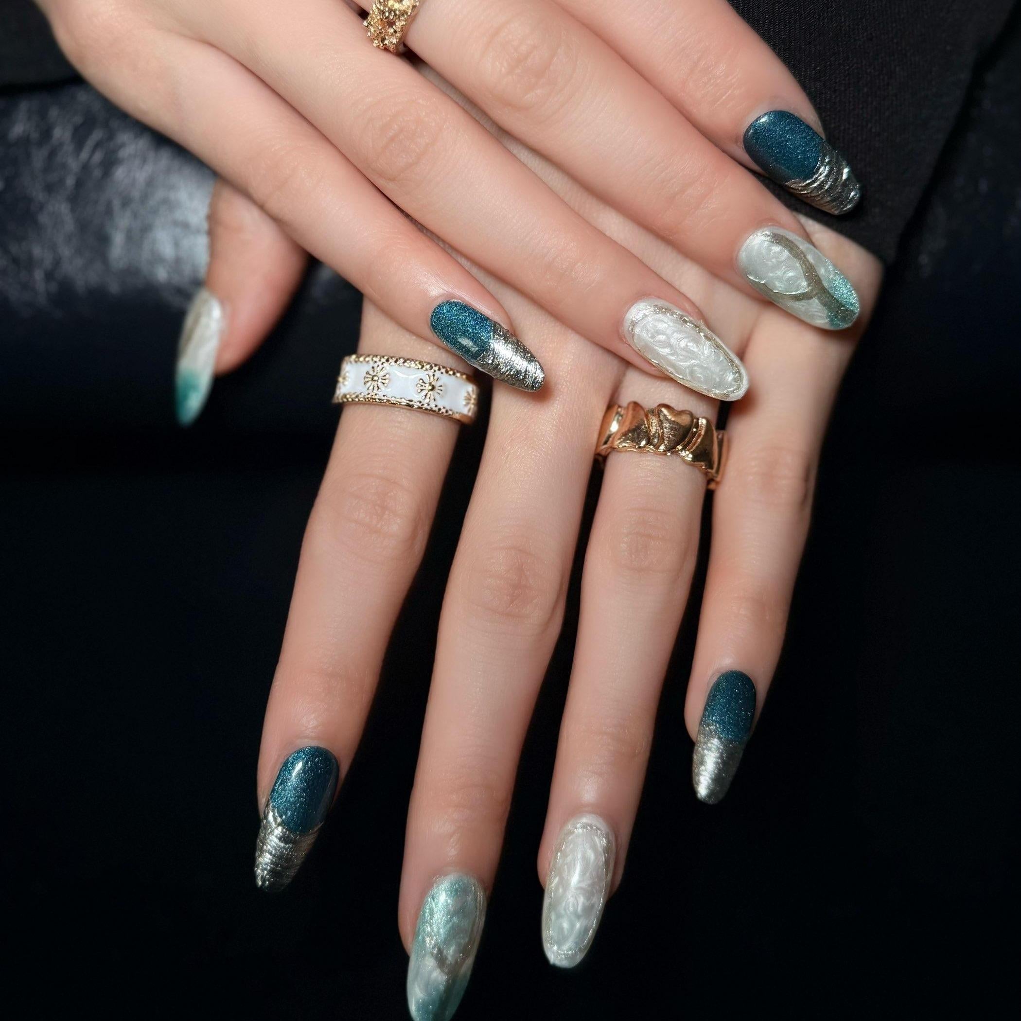 Uñas Press-On Artesanales Aurora Esmeralda | Diseño de Lujo Ojo de Gato Verde Profundo | Set de 10 Piezas con Pegamento de Gelatina | Reutilizables Estilo Mármol y Metal