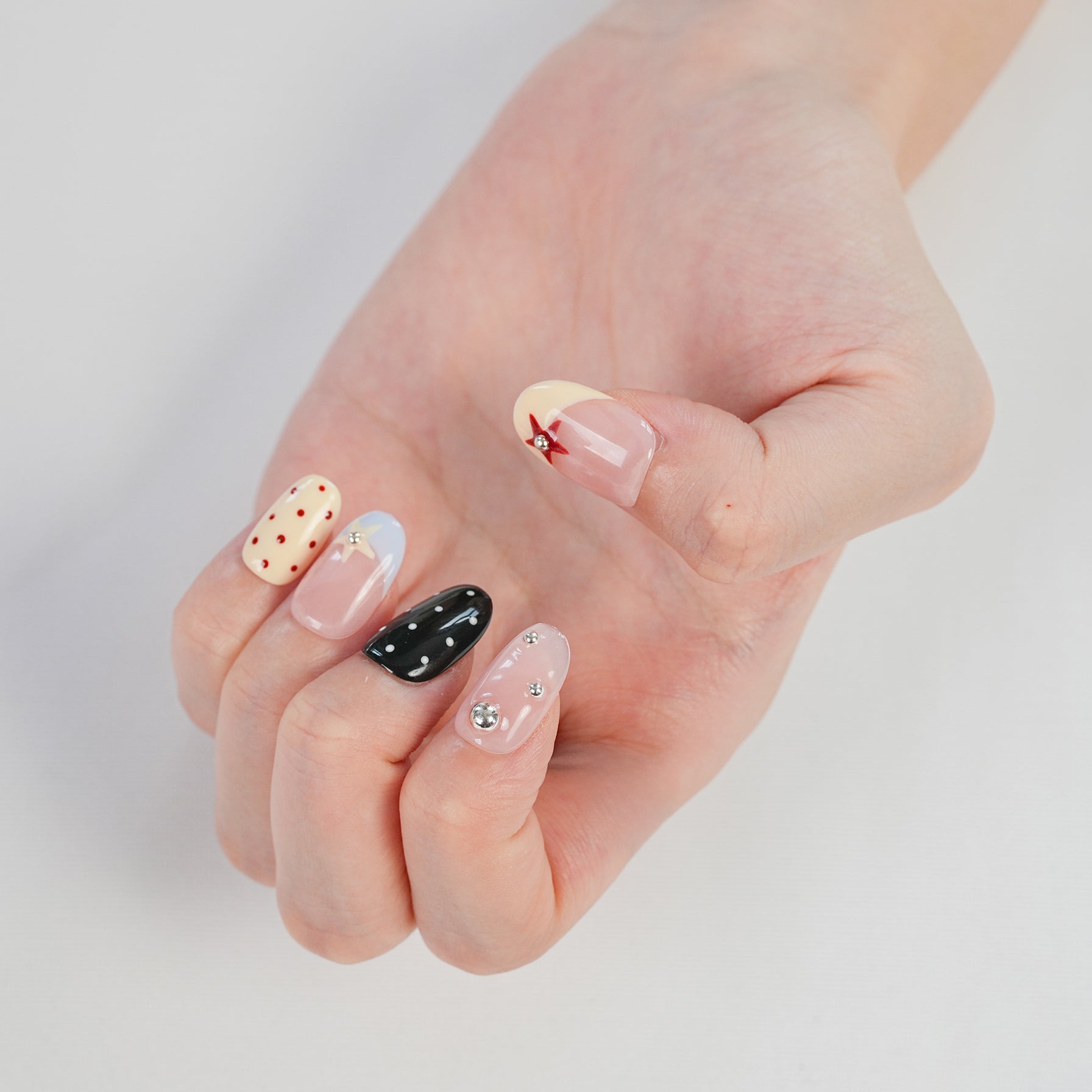 Fasnails Uñas Postizas Press On con Lunares y Estrellas Uñas Almendradas Cortas Negro y Amarillo Pastel Diseños Combinados Estilo Y2K Indie Elegantes Uñas Falsas Reutilizables de Gel para Mujeres Kit con Pegamento