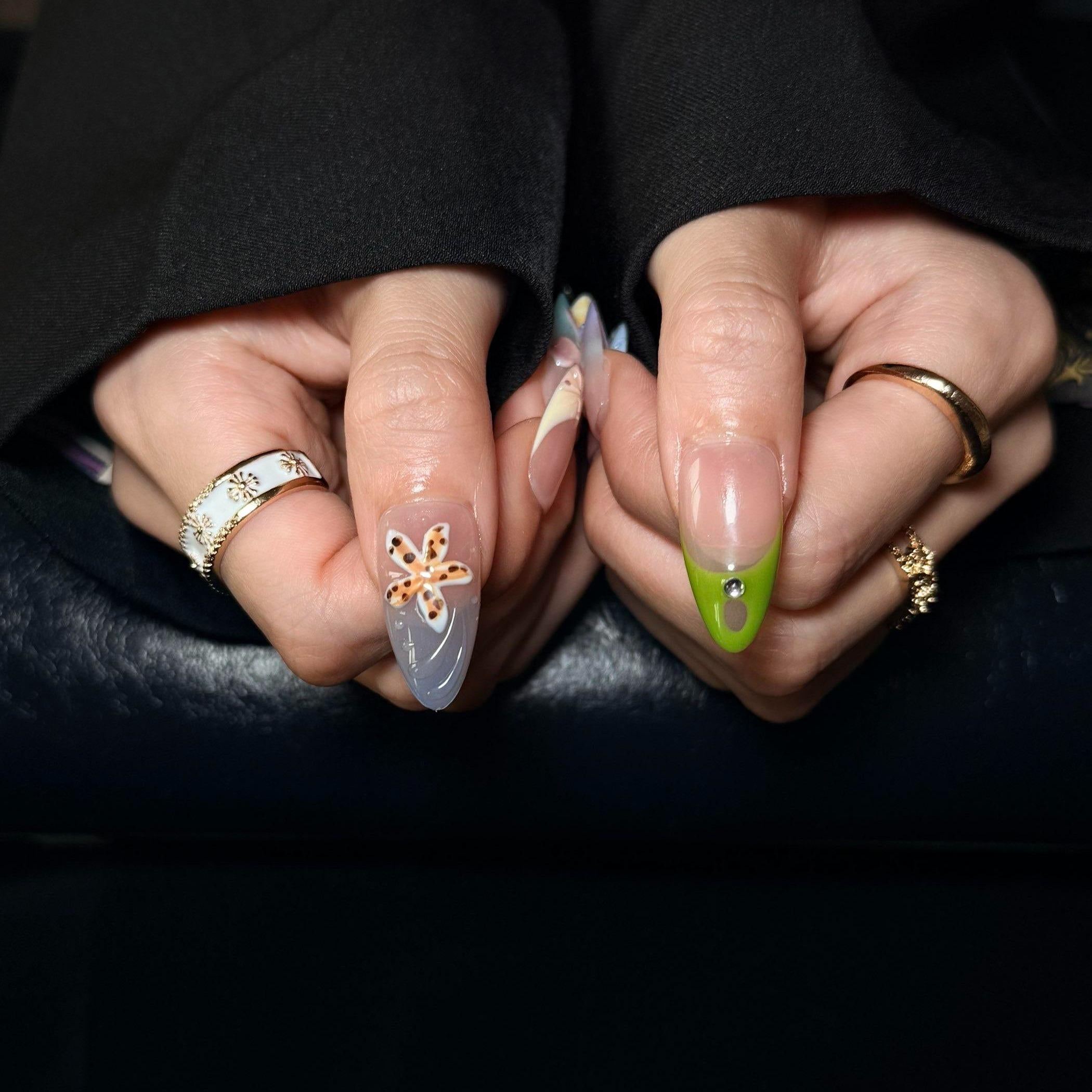 Uñas Press-On Artesanales Francesas con Perlas | Diseño de Lujo con Borde Dorado y Diamantes | Set de 10 Piezas con Pegamento de Gelatina | Reutilizables y Elegantes