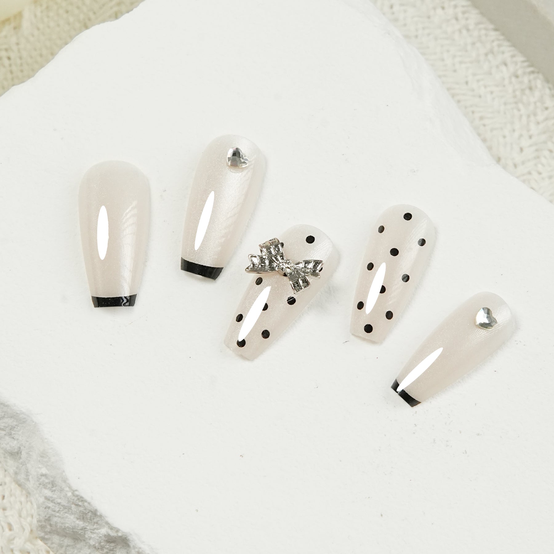 Uñas Press-On Artesanales Francesas con Lunares | Diseño 3D de Moño y Gema | Set de 24 Piezas con Pegamento de Gelatina | Reutilizables de Lujo