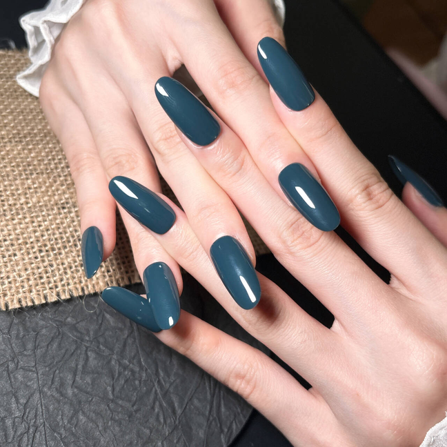 FASNAILS F58 Uñas Postizas Press On Verde Oscuro Uñas Almendradas Largas Color Verde Esmeralda Efecto Piel Blanca Clásicas y Elegantes Estilo Old Money Clean Girl Manicura Minimalista Reutilizables