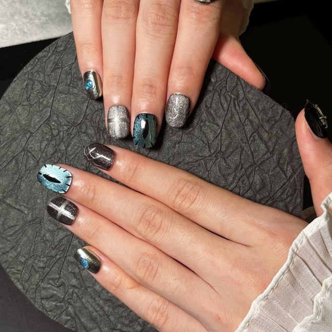 FASNAILS F63 Uñas Postizas Press On Artesanales Ojo de Gato Diseños de Ojo de Dragón y Cruz Metálica Uñas Cuadradas Cortas Negro y Plata Góticas Cyberpunk Elegantes Uñas Falsas de Gel Kit con Tabs adhesivos para uñas