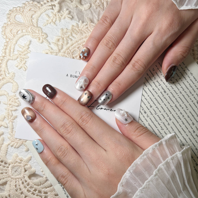 FASNAILS F41 Uñas Postizas Press On Artesanales con Estrellas 3D Uñas Cuadradas Cortas Efecto Metálico Plata y Ojo de Gato Marrón Diseños Asimétricos Estilo Y2K Grunge Elegantes Uñas Falsas de Gel Kit con Tabs adhesivos para uñas