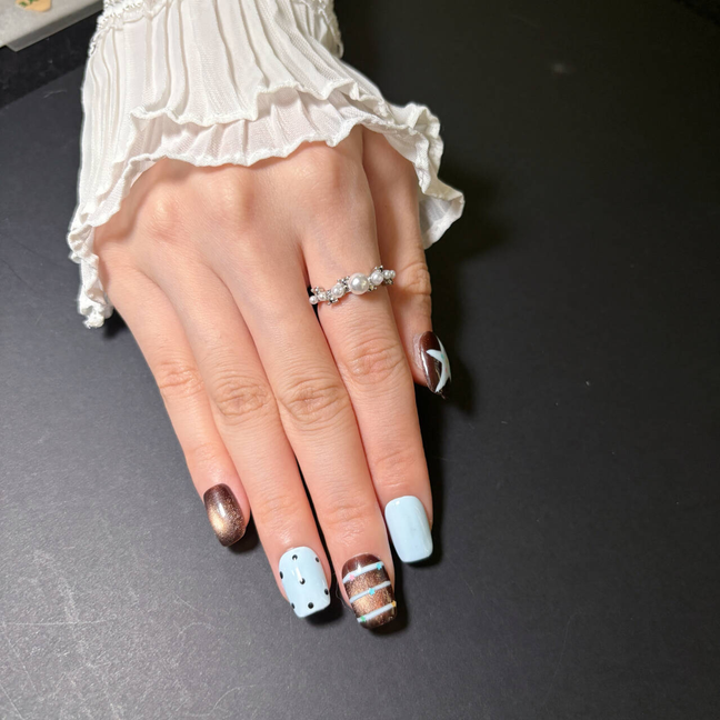 FASNAILS F53 Uñas Postizas Press On Artesanales Ojo de Gato Uñas Cuadradas Cortas Marrón y Azul Pastel Diseños de Estrellas Y2K y Lunares Elegantes Uñas Falsas de Gel Grunge para Mujeres Kit con Tabs adhesivos para uñas