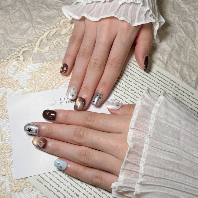 FASNAILS F41 Uñas Postizas Press On Artesanales con Estrellas 3D Uñas Cuadradas Cortas Efecto Metálico Plata y Ojo de Gato Marrón Diseños Asimétricos Estilo Y2K Grunge Elegantes Uñas Falsas de Gel Kit con Tabs adhesivos para uñas