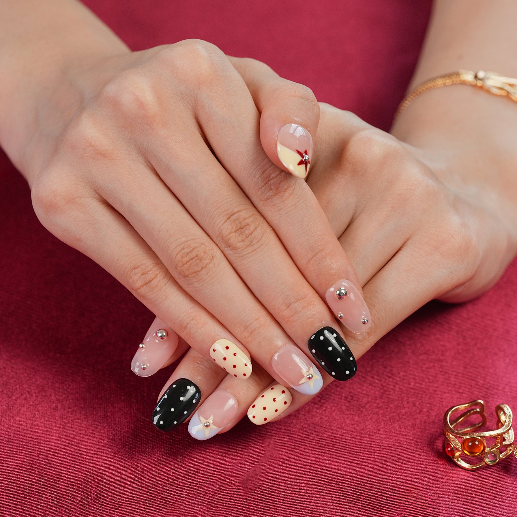 Fasnails Uñas Postizas Press On con Lunares y Estrellas Uñas Almendradas Cortas Negro y Amarillo Pastel Diseños Combinados Estilo Y2K Indie Elegantes Uñas Falsas Reutilizables de Gel para Mujeres Kit con Pegamento