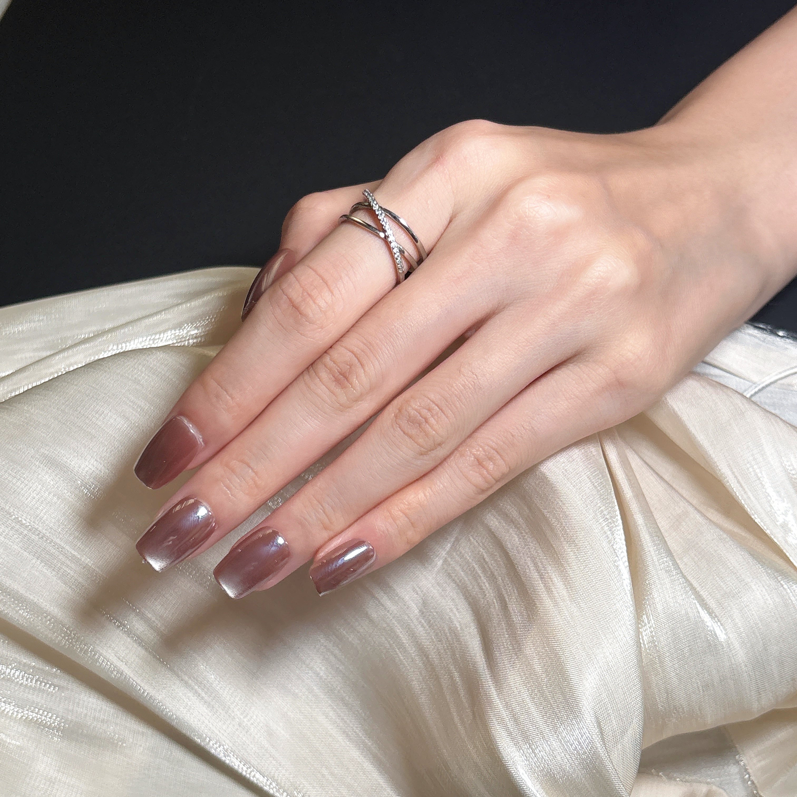 FASNAILS J16 Uñas Postizas Reutilizables Cortas Cuadradas con Efecto Ojo de Gato Marrón Café, Uñas Press On Magnéticas de Terciopelo Elegante, Kit de Manicura Rápida de Hujo en Minutos, Incluye 24 Piezas en 3 Tamaños Diferentes
