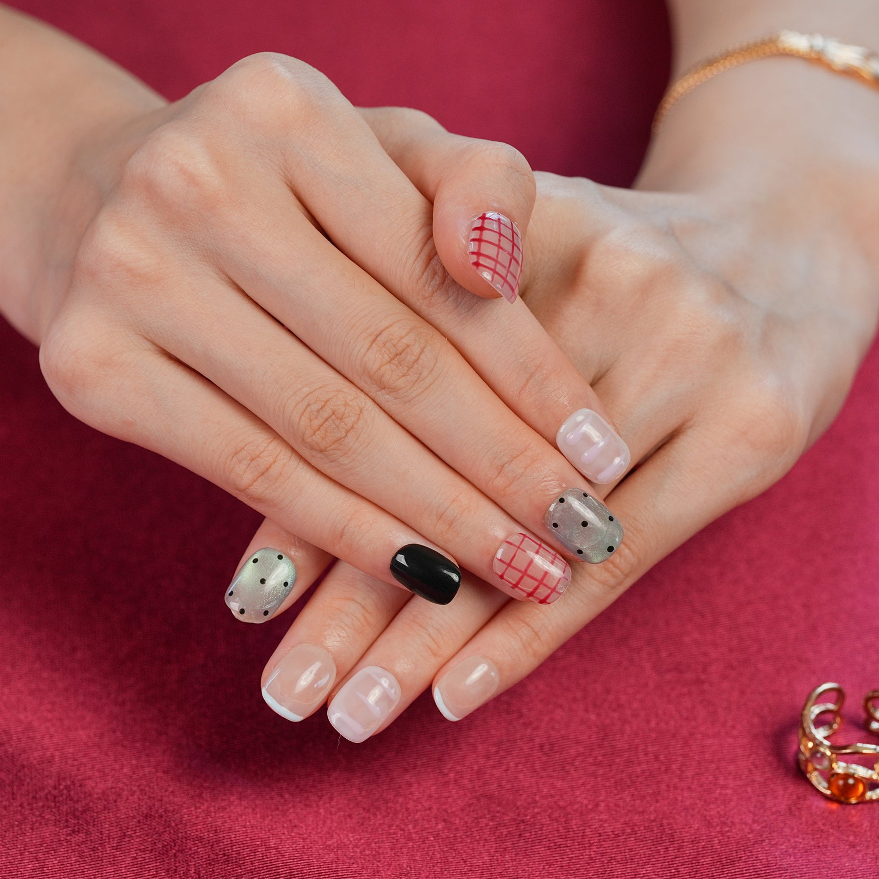 Fasnails Uñas Postizas Press On de Estrellas y Cuadros Uñas Cuadradas Cortas Negro y Rojo Diseños Asimétricos de Gato Estilo Y2K Indie Elegantes Uñas Falsas Reutilizables de Gel para Mujeres Kit con Pegamento