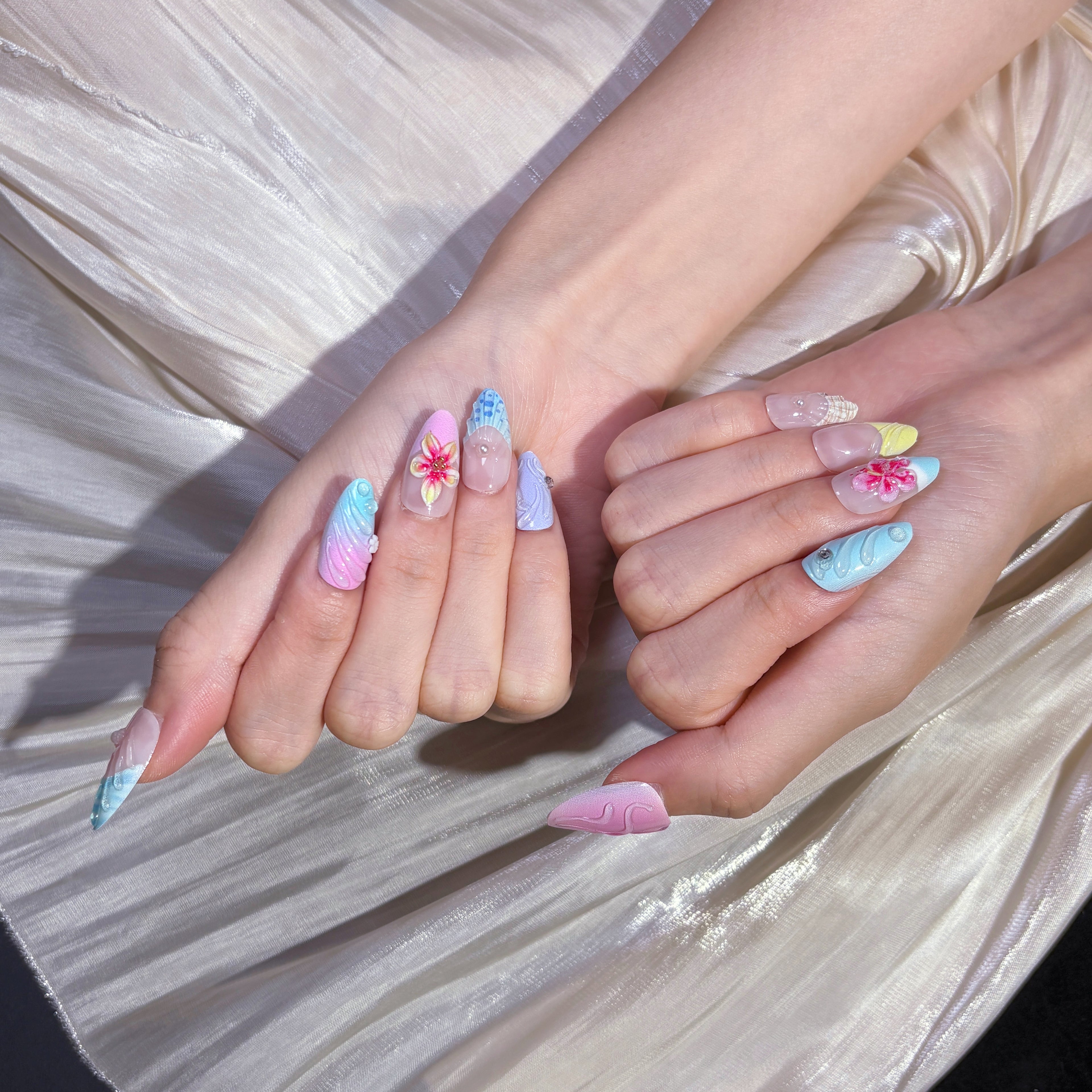 FASNAILS J14 - Uñas Postizas Reutilizables de Ensueño con Degradados Pastel y Diseños Florales 3D, Efecto Concha de Mar con Gemas y Brillo, Kit de Salón Instantáneo en Segundos, 24 Piezas en 3 Tallas para un Ajuste Perfecto y Duradero